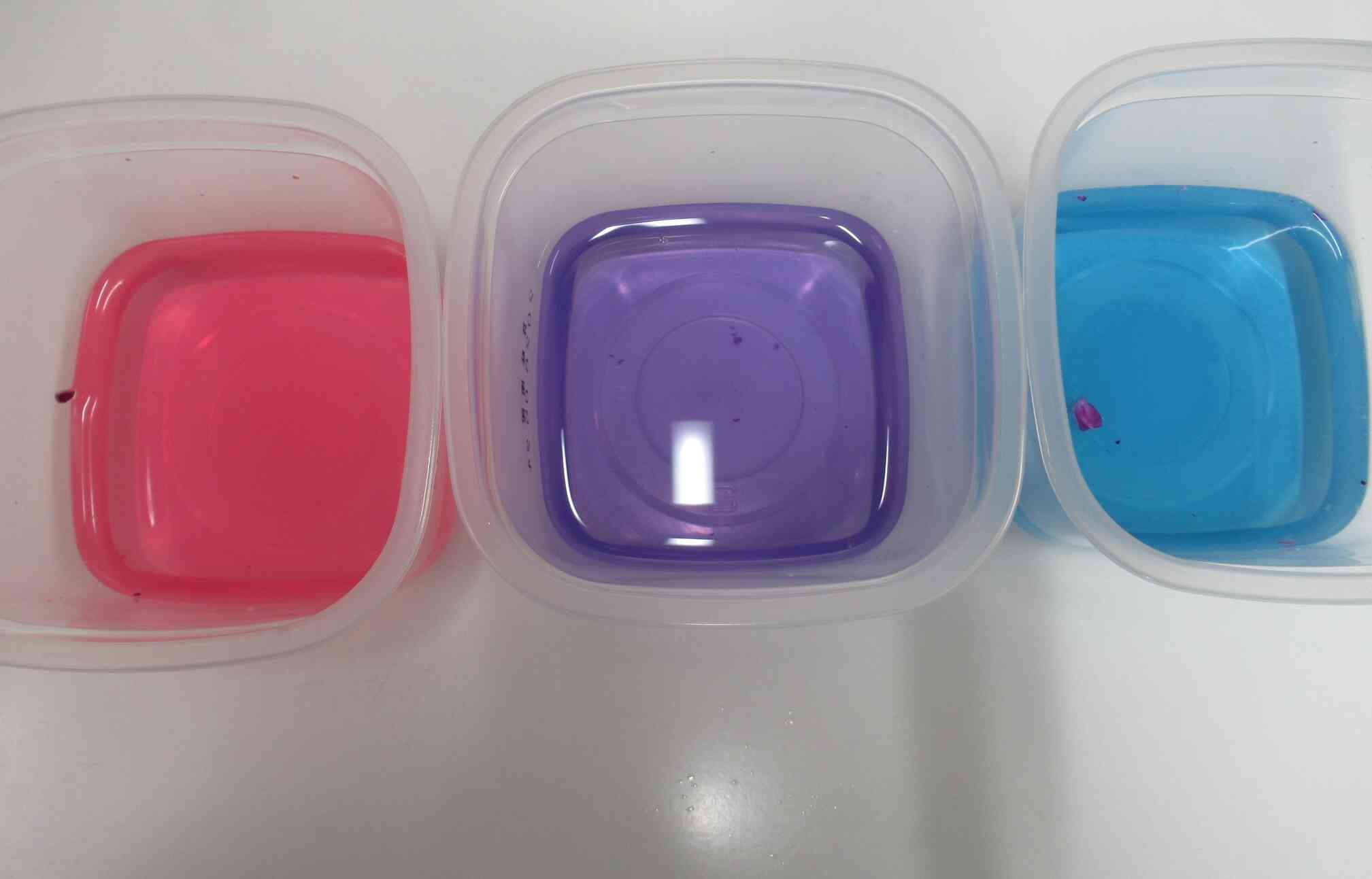 レモン汁でピンク色、重曹で青色に変化!