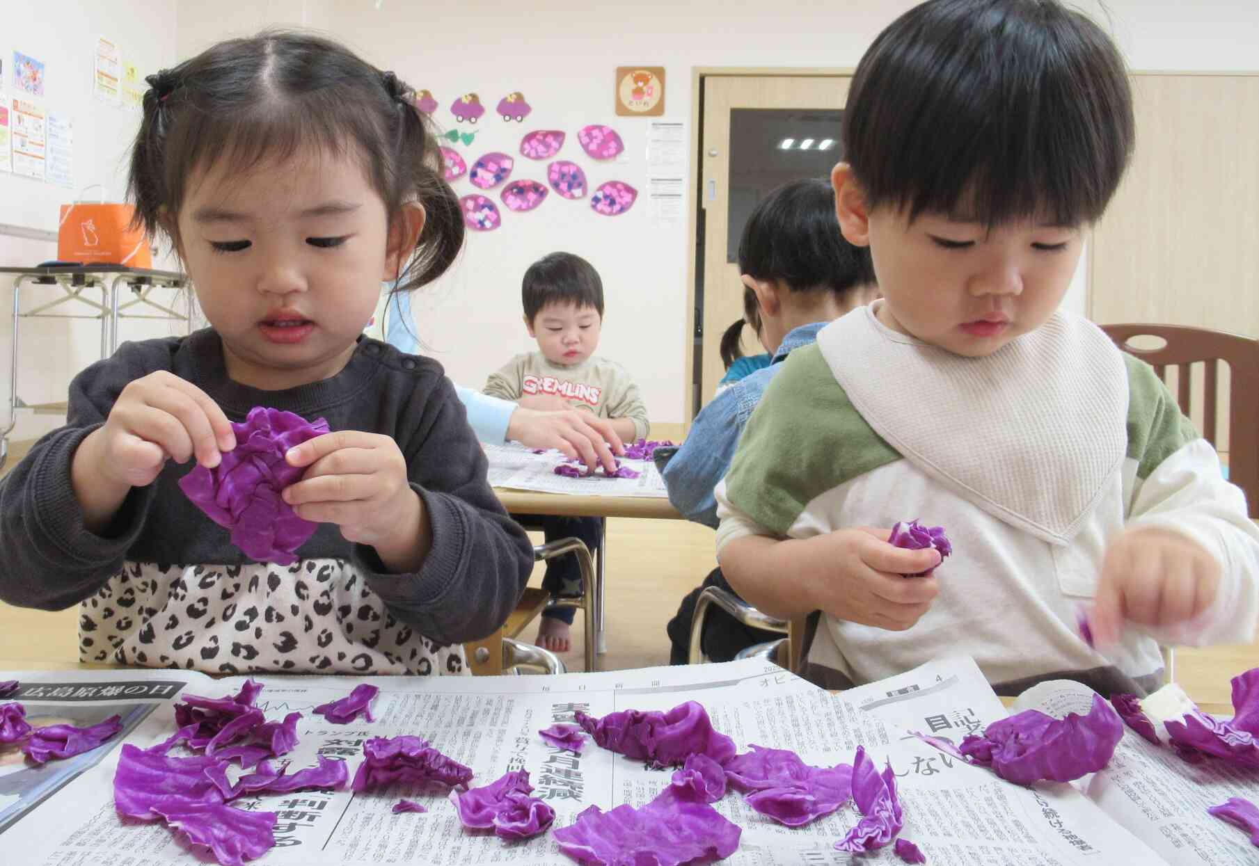 食育 1歳児クラス 紫キャベツの色水遊び