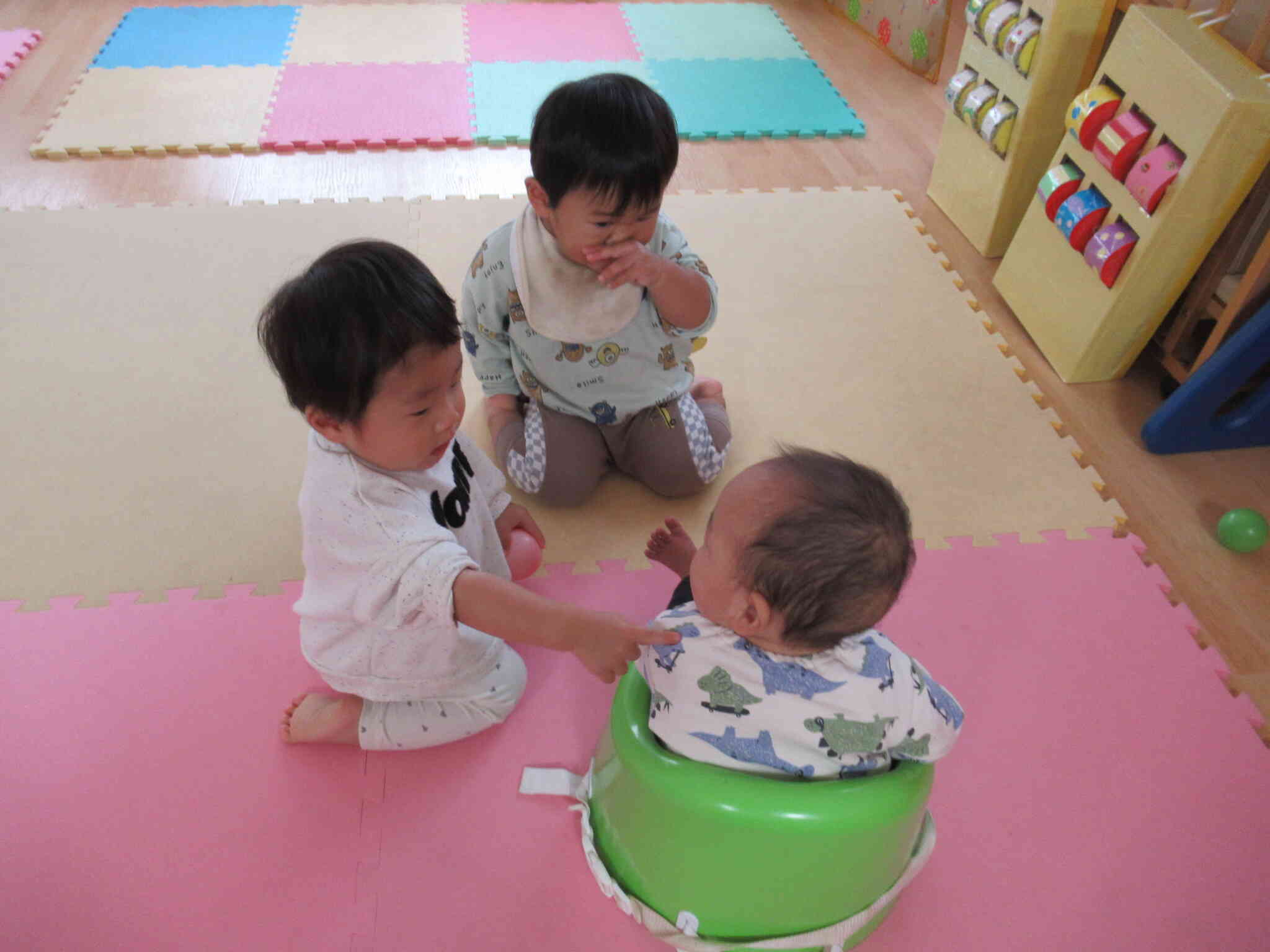 にこにこ元気なひよこ組（０歳児）さん♪