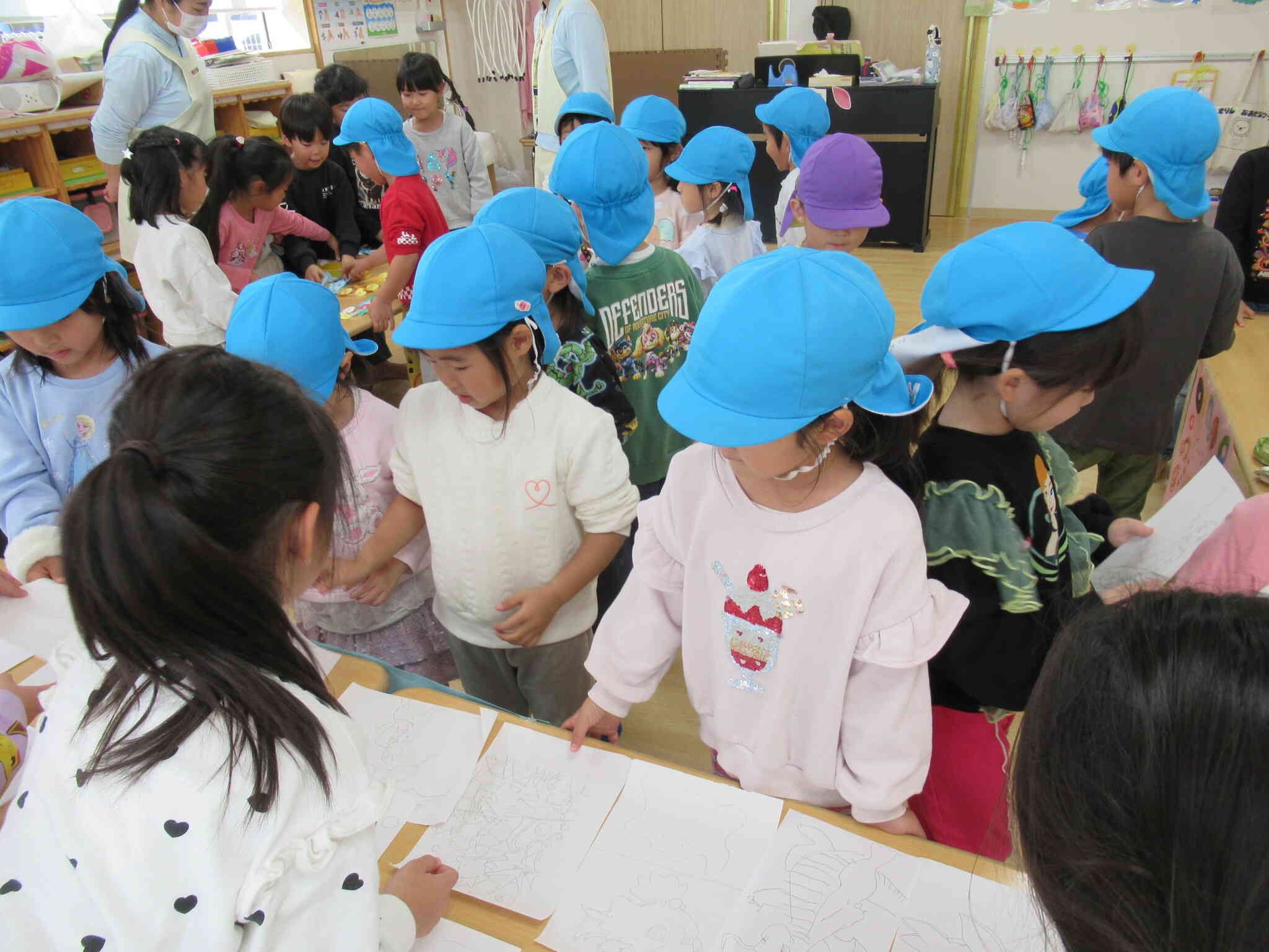 大きいクラスでは、塗り絵が人気でしたよ。