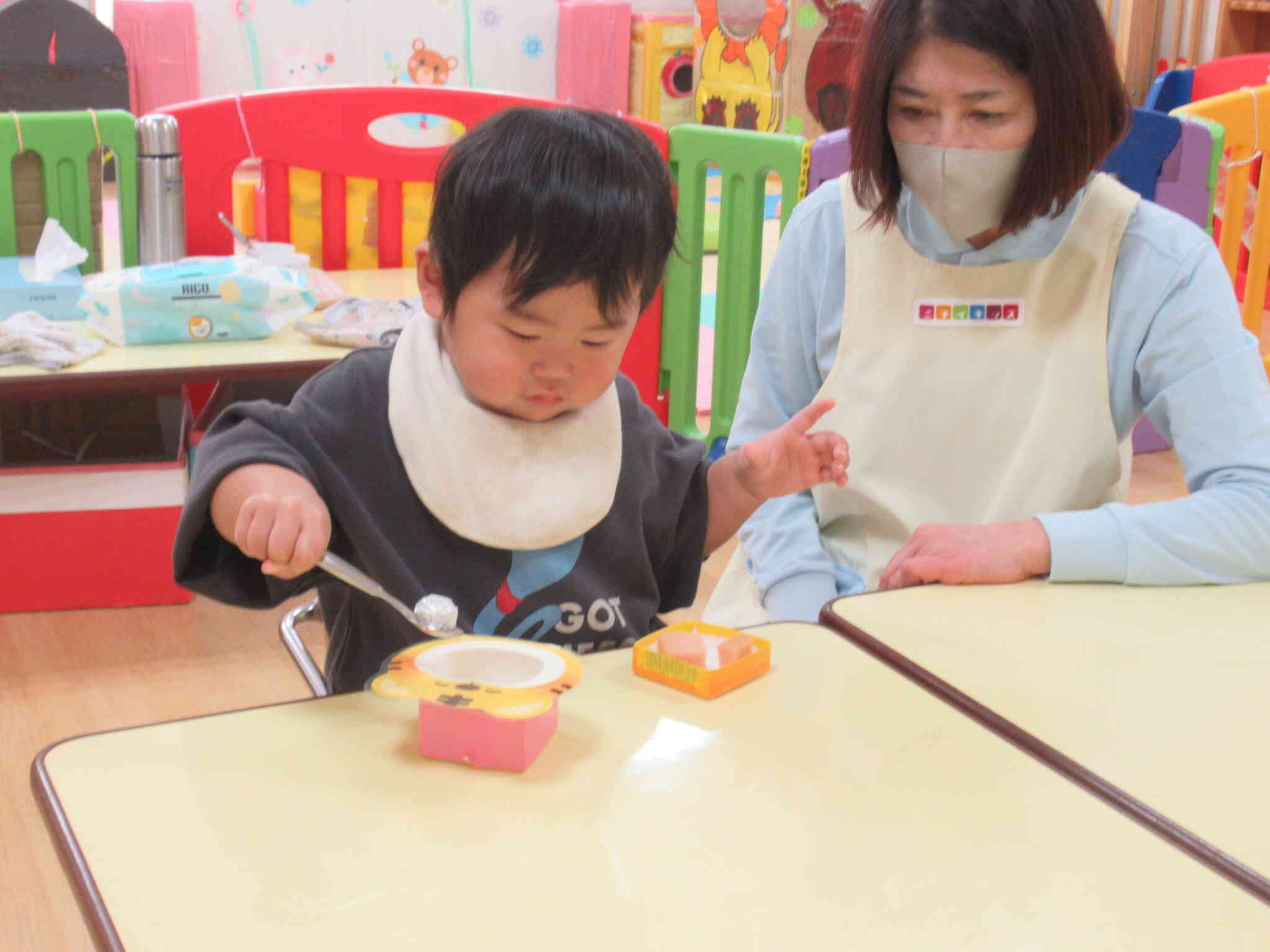 ひよこ組さん(0歳児)も挑戦したよ♪　　