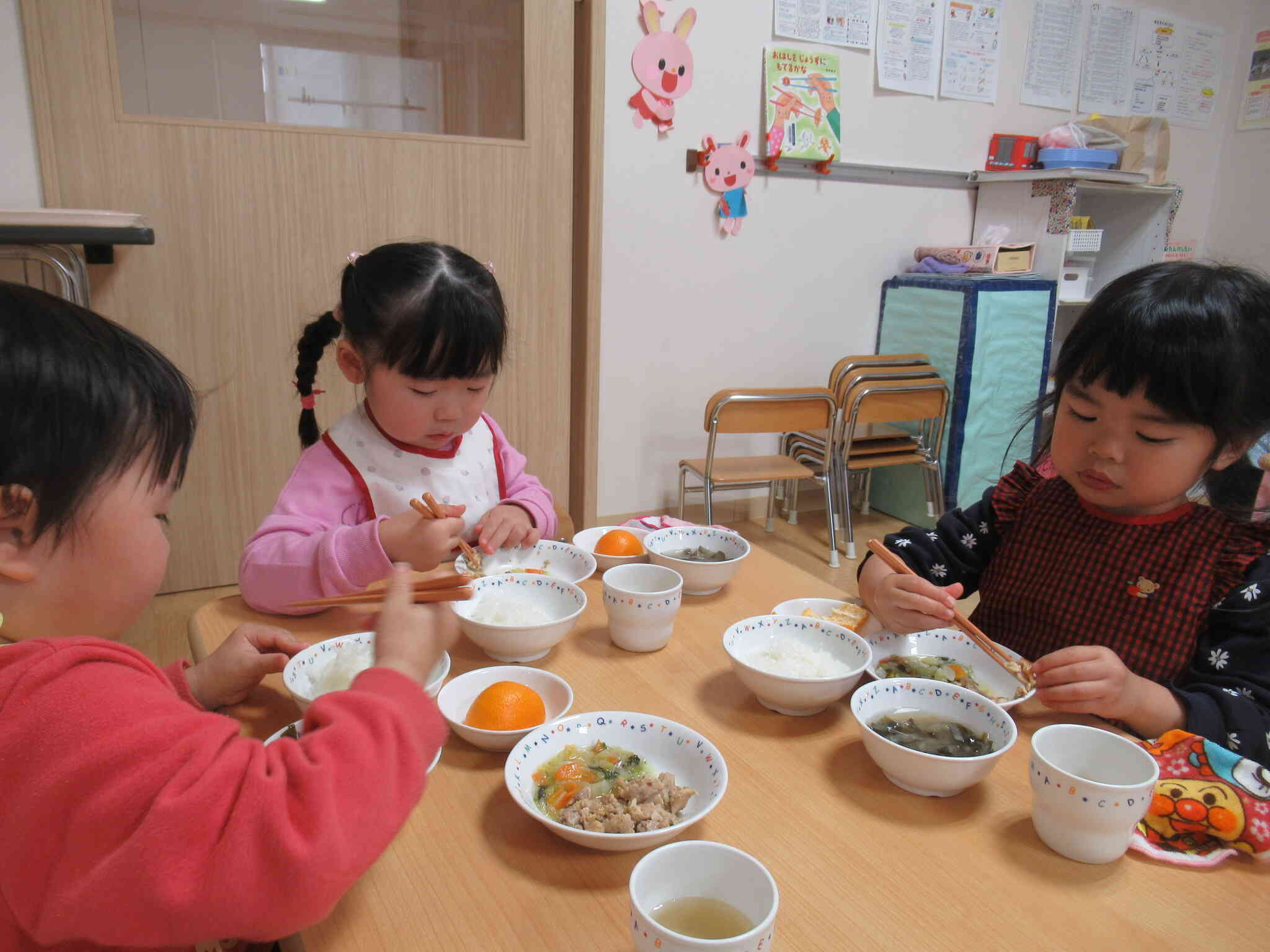 給食も箸で食べてみました♪