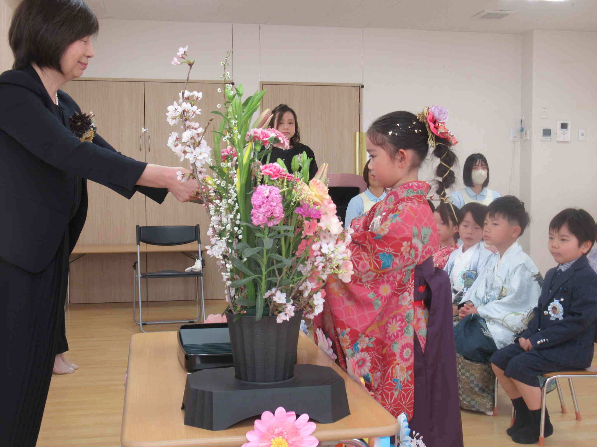 園長先生から卒園証書をもらいました。