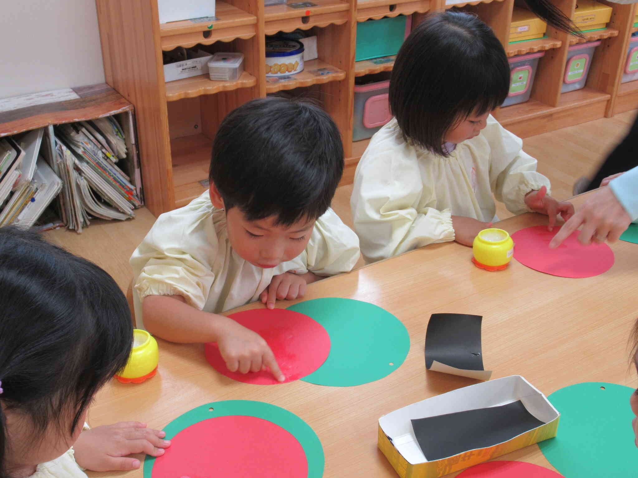 こうかな。。。真剣なまなざしで、糊付けをしています。糊の分量も、塗る場所も、考えないといけません。これからたくさん体験しますよ。