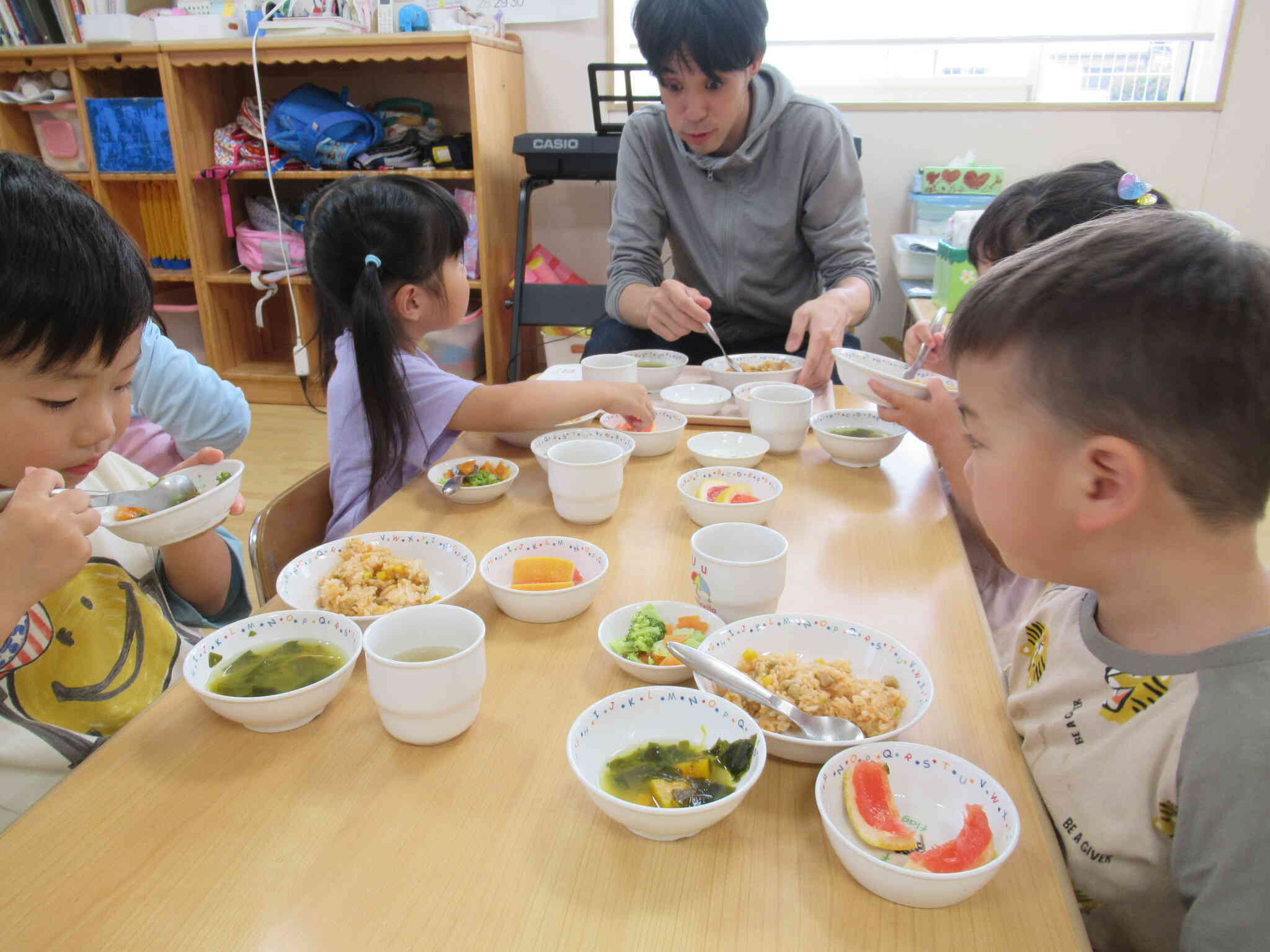 りす組（3歳児）になって初めての試食会。おうちの人と食べるとさらにおいしいよね。