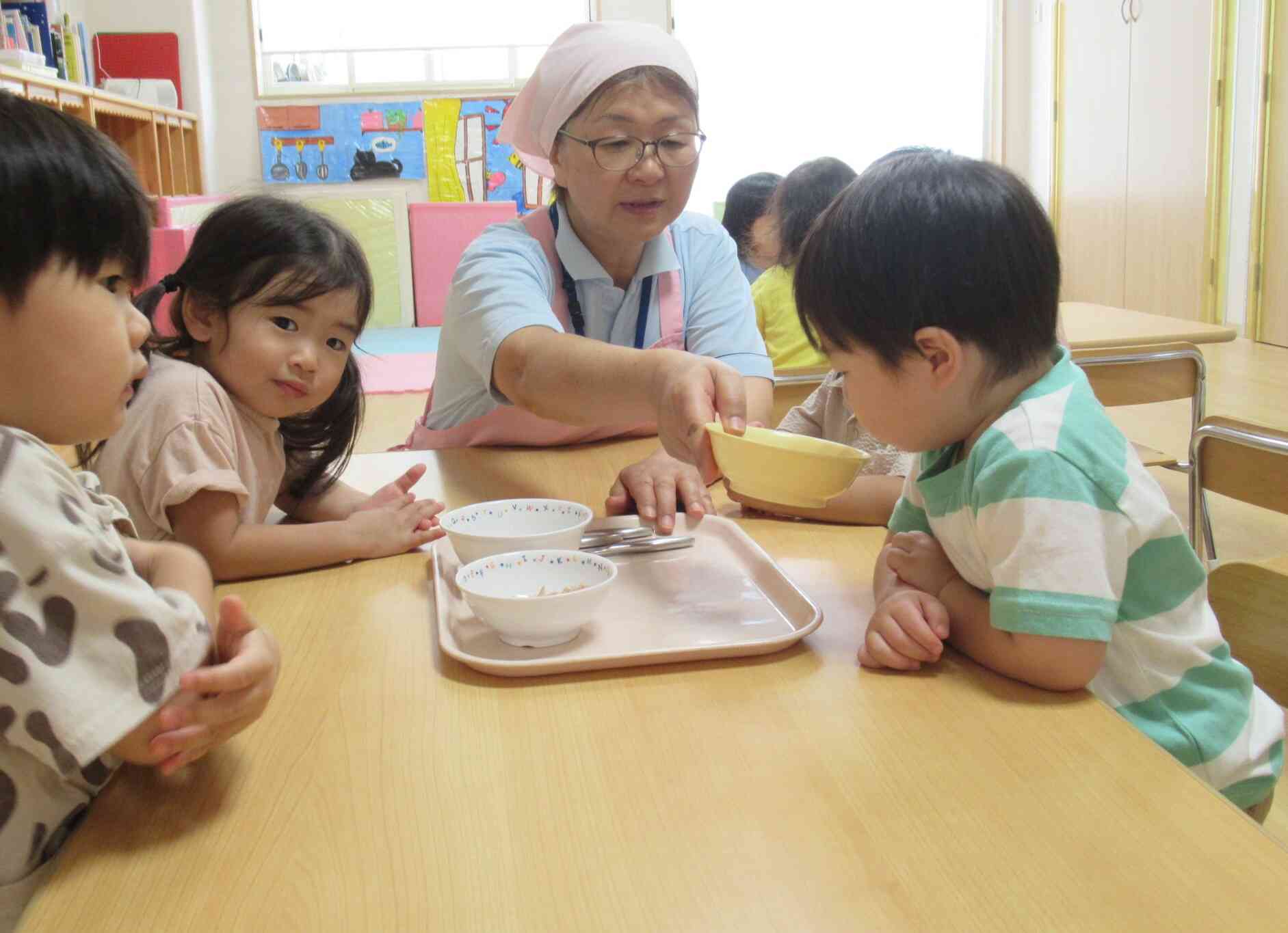 食育　１・２歳児クラス　ふりかけ作りをしよう