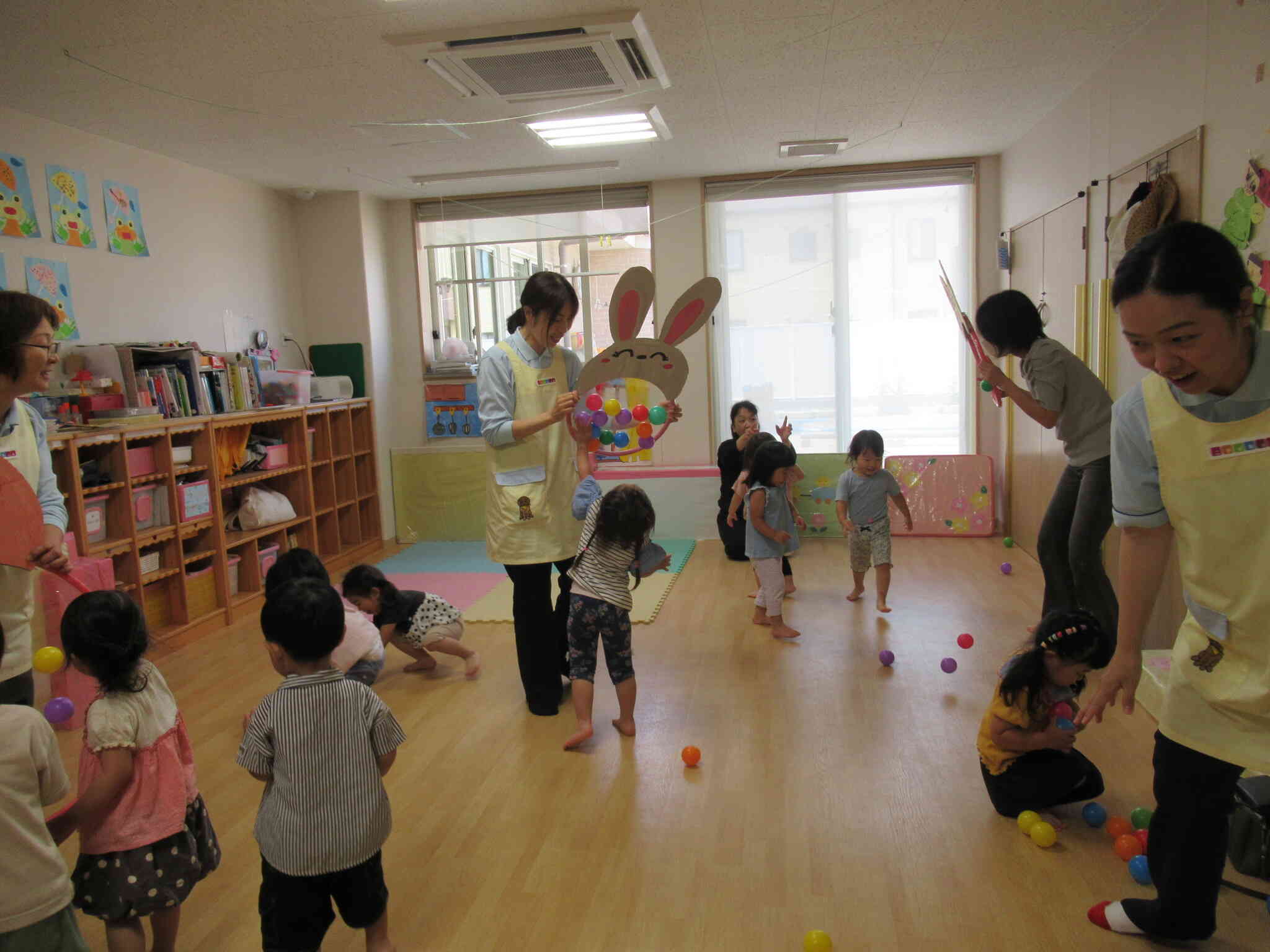先生や、お母さんが動物に変身して、大きなお口をあけてボールに扮した食べ物を食べちゃうよ。