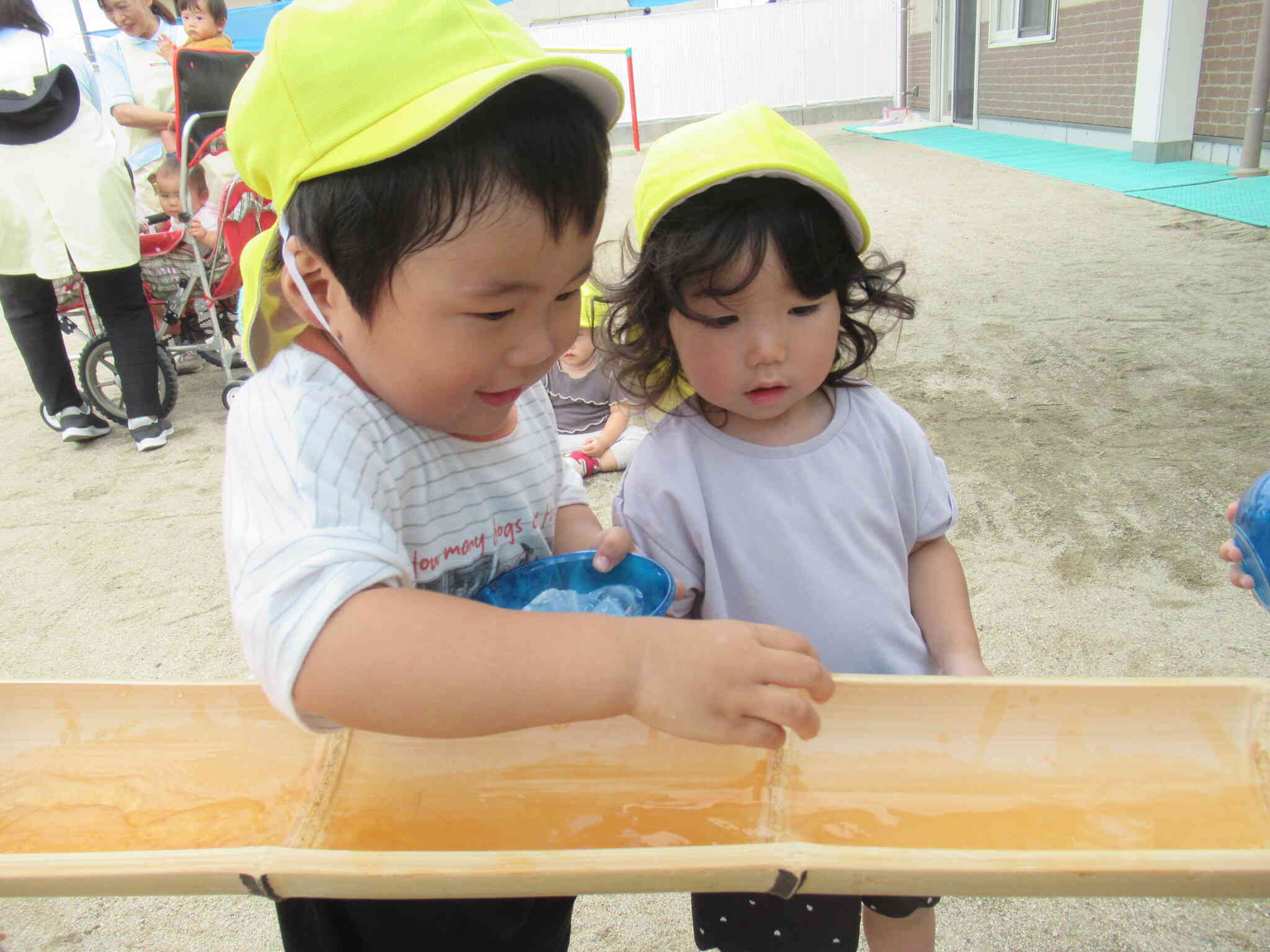 なにが流れてくるかな？