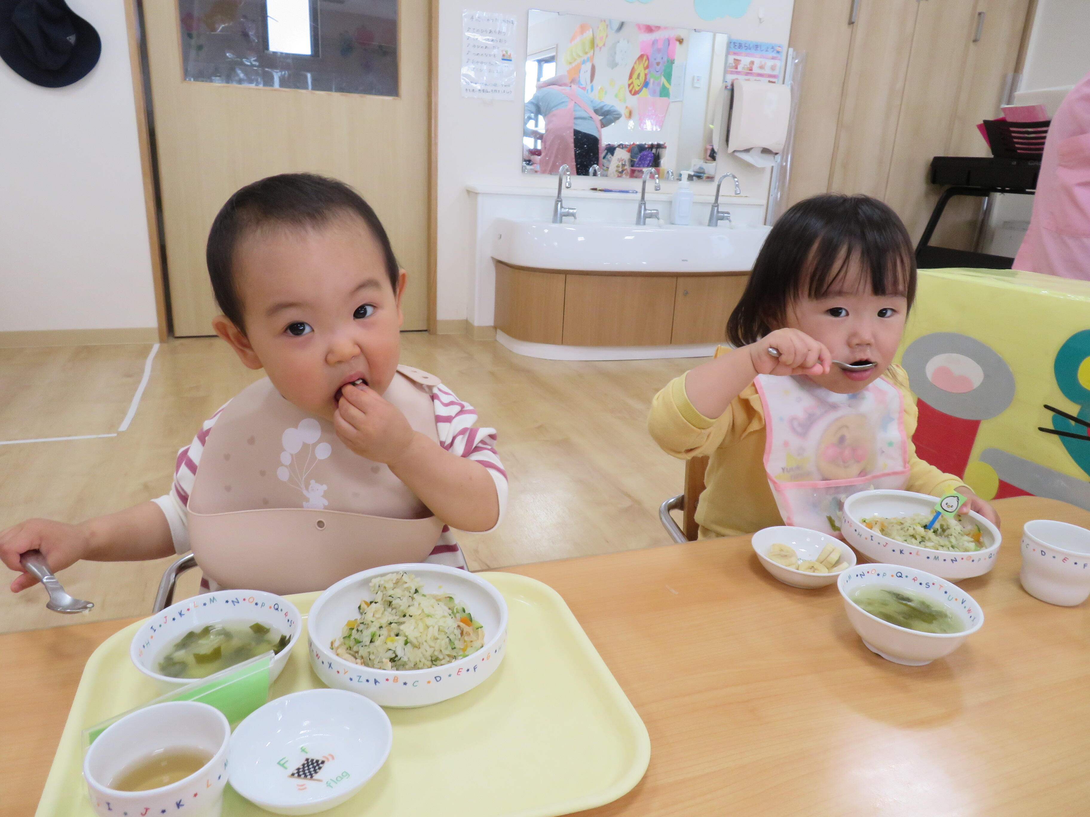 しっかりと体を動かして遊んだ後は、もりもりお給食。0歳児ひよこぐみの頃にはあまり進まなかった食も、ずいぶん食べるようになったね。