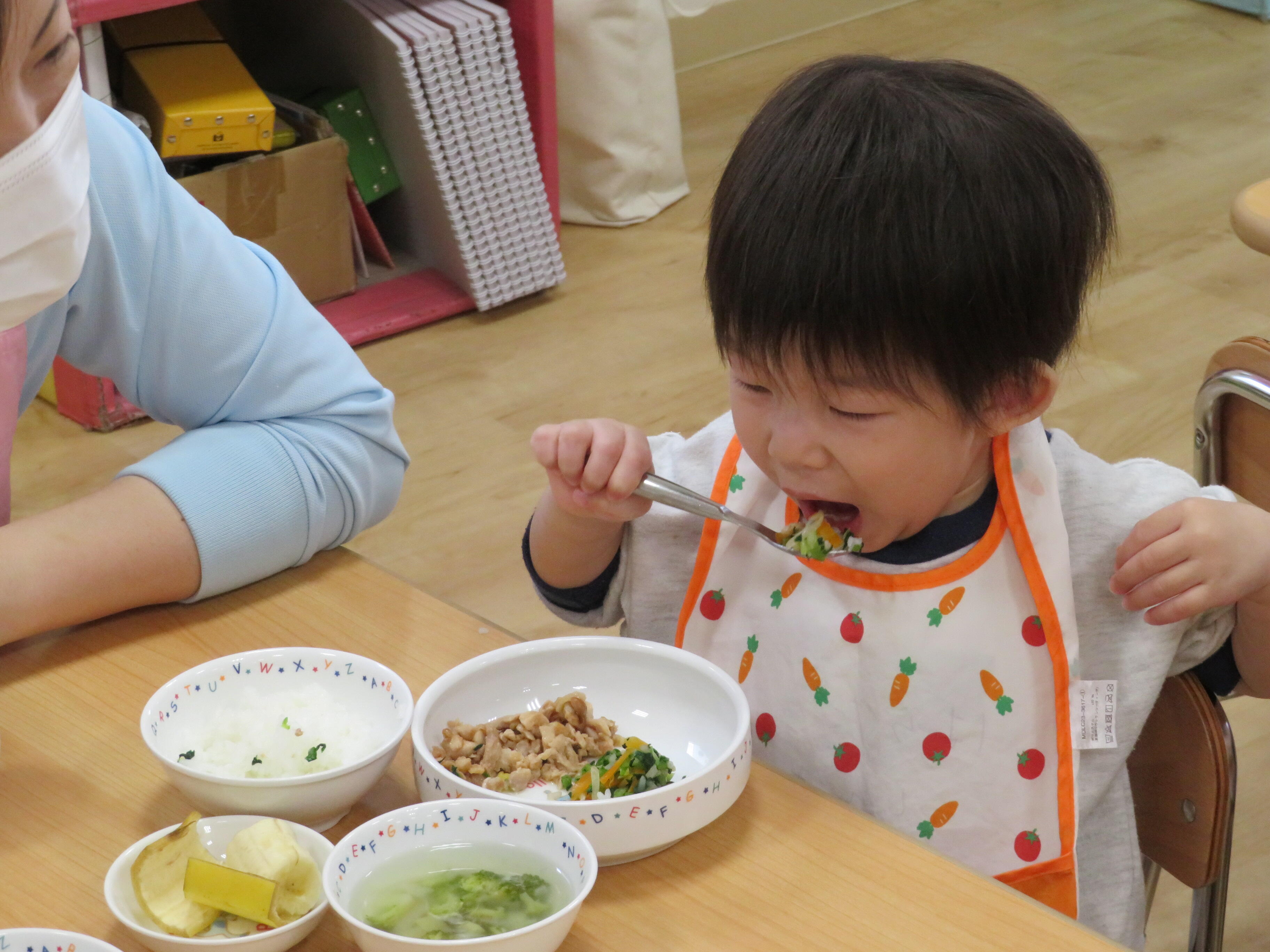 いつもたくさん食べてくれてありがとう。いっぱい遊んで、おなかもペコペコ。大きなお口でぱくっ！