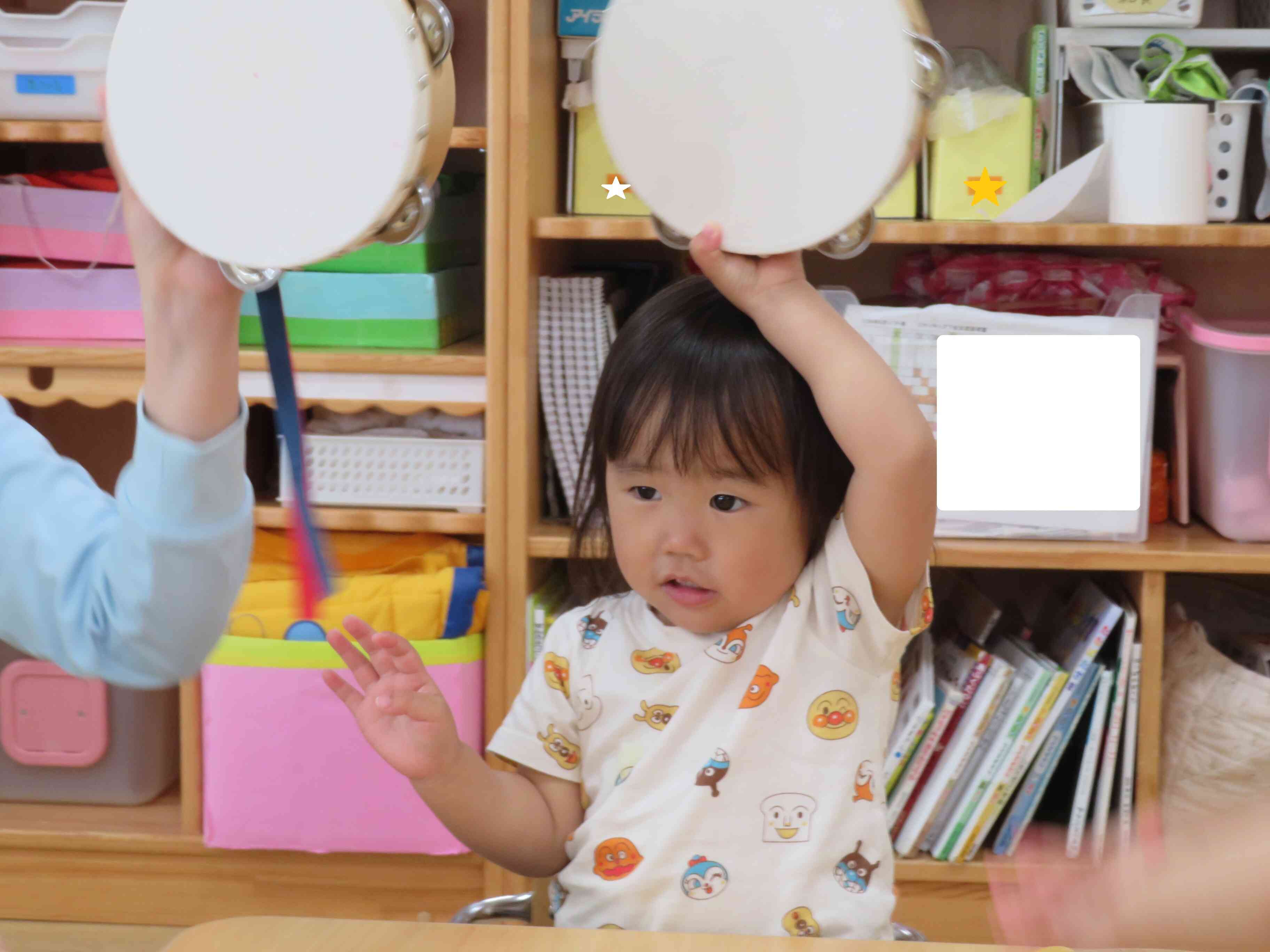 楽器を鳴らしてリズム遊びを楽しむのは1歳児さん。タンバリン上手に音が鳴らせるようになったよ。みんなでリズムを感じるのって楽しいね。