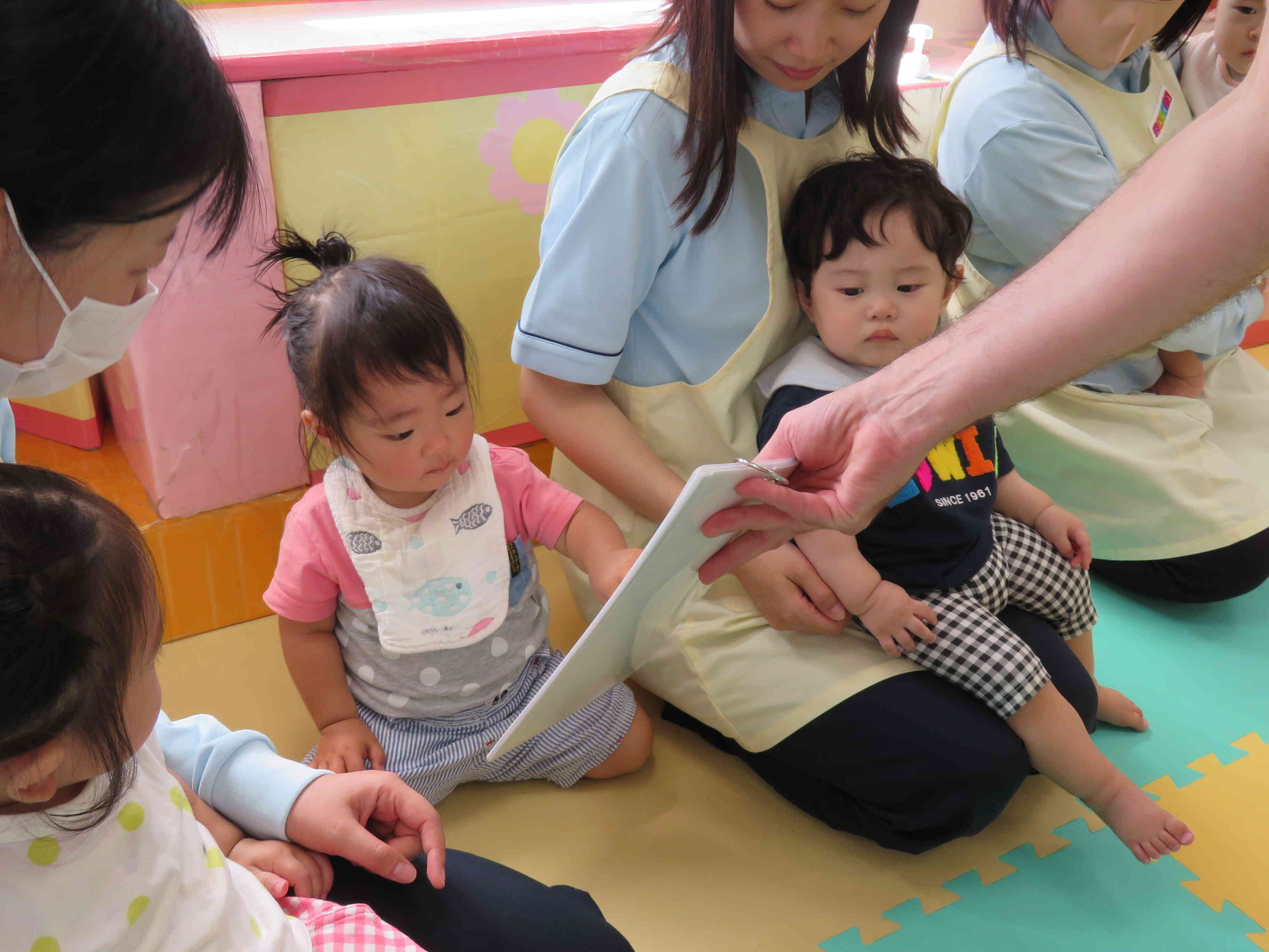 1歳児さんも、「えいご」の時間は大好き。わくわくして参加しています。