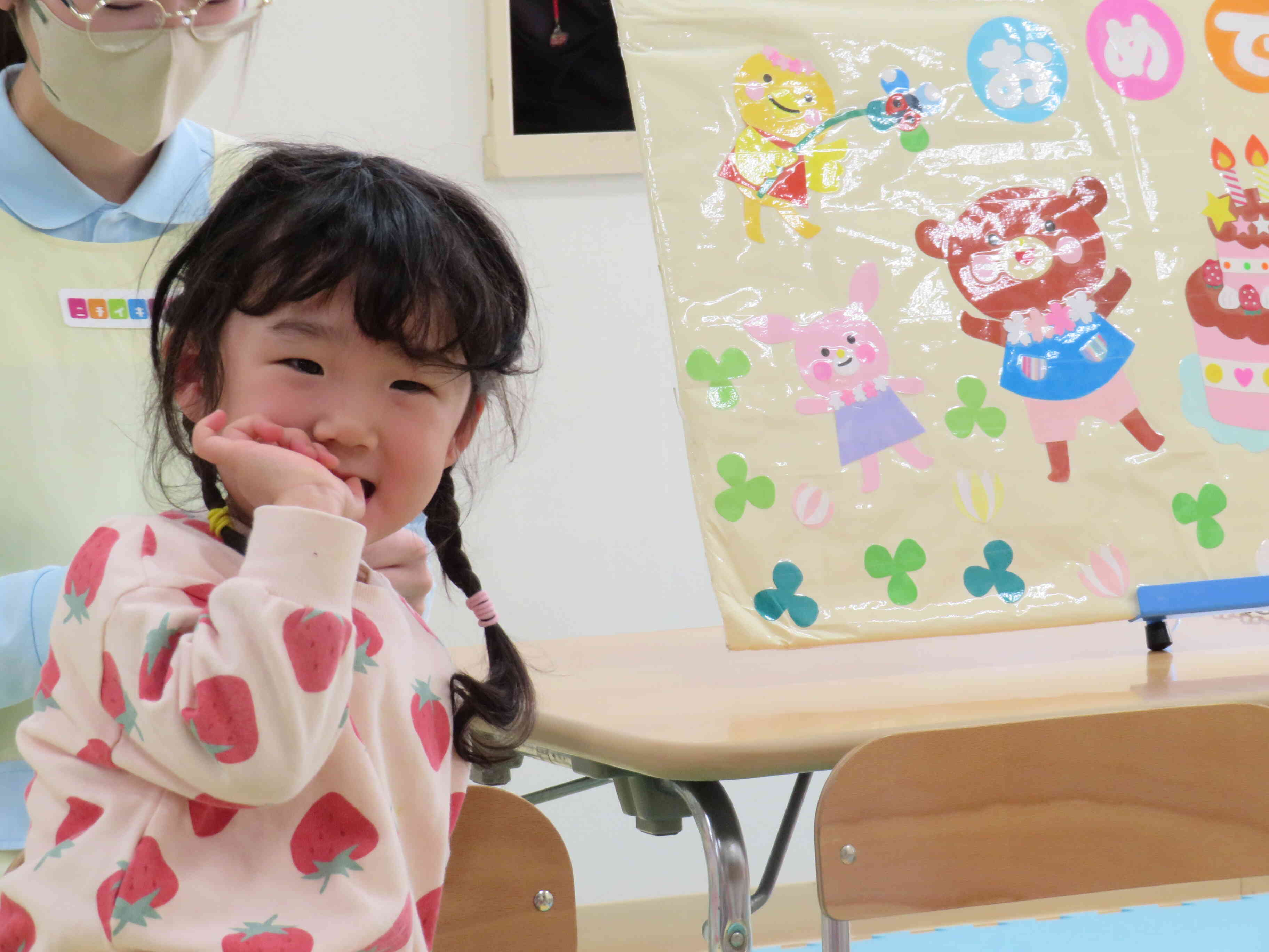 2歳児Mちゃん、今日は年に一度の主役、とっても楽しみにしていました。終始にこにこ笑顔が止まりません。