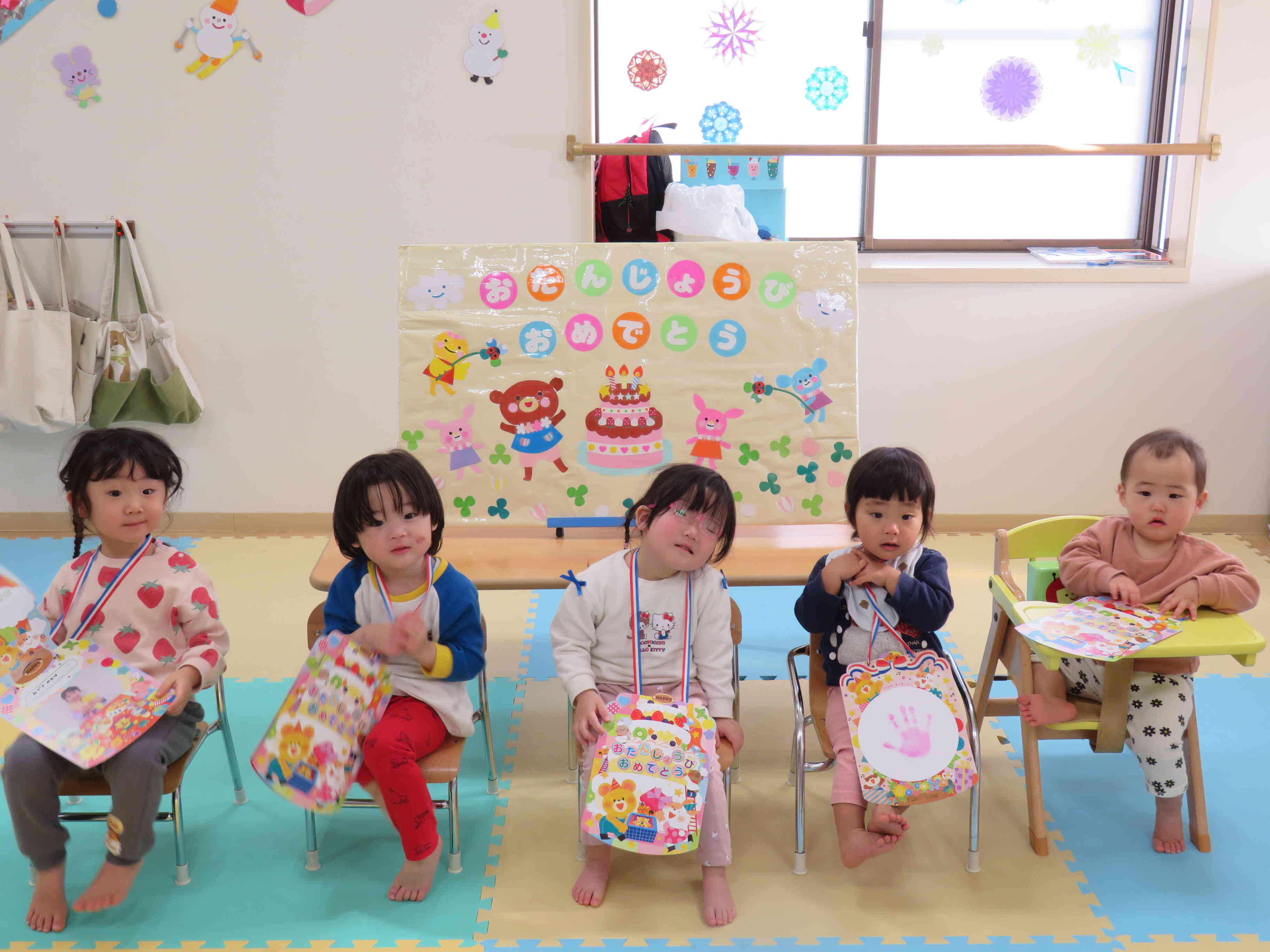 今月の主役は5人。たくさんのお友だちがお誕生日を迎えました。1年1年がとっても成長著しい時期です。また次の1年でどんな成長を見せてくれるかな。