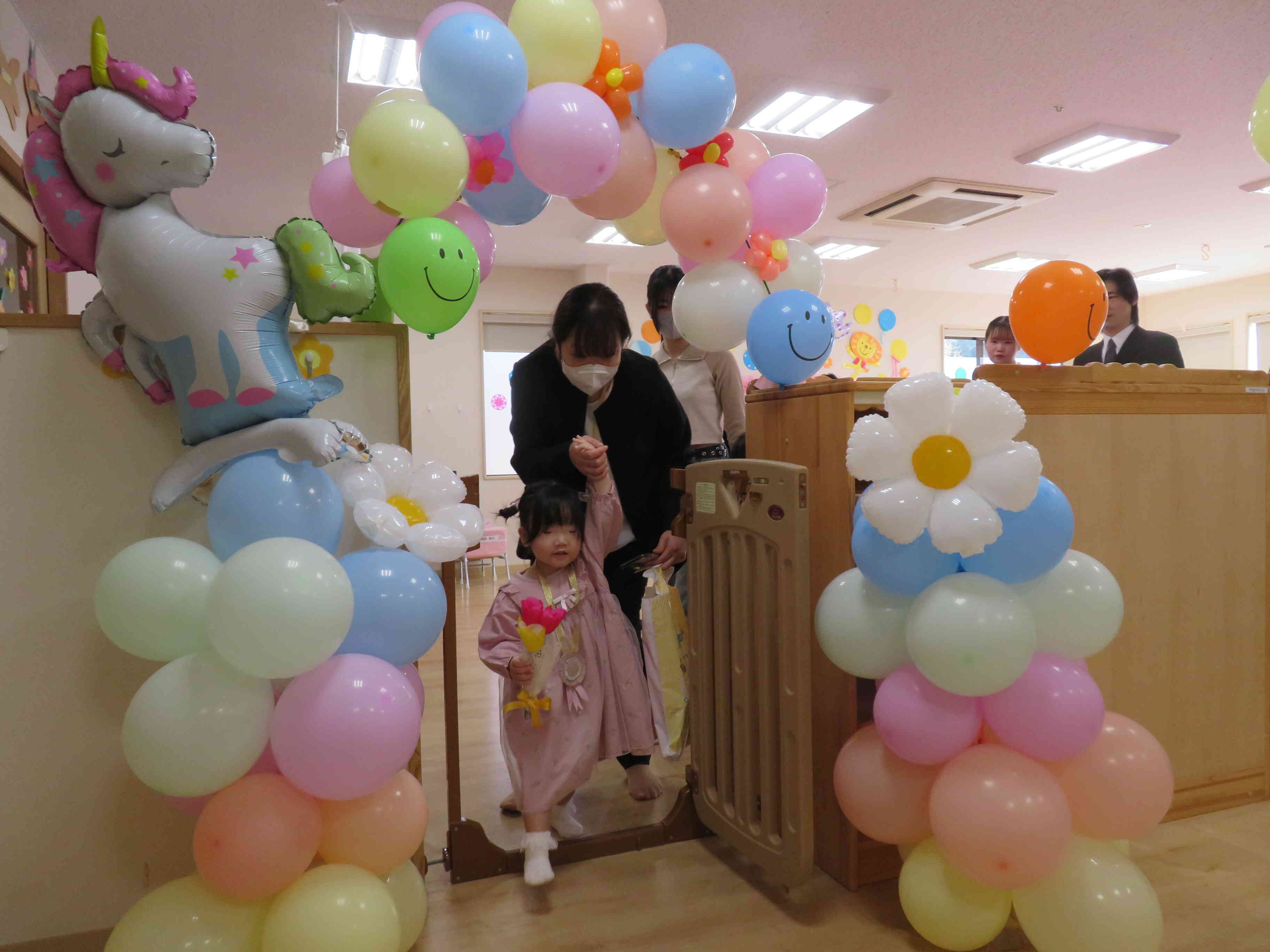 最後は風船アーチの花道でお見送り。
