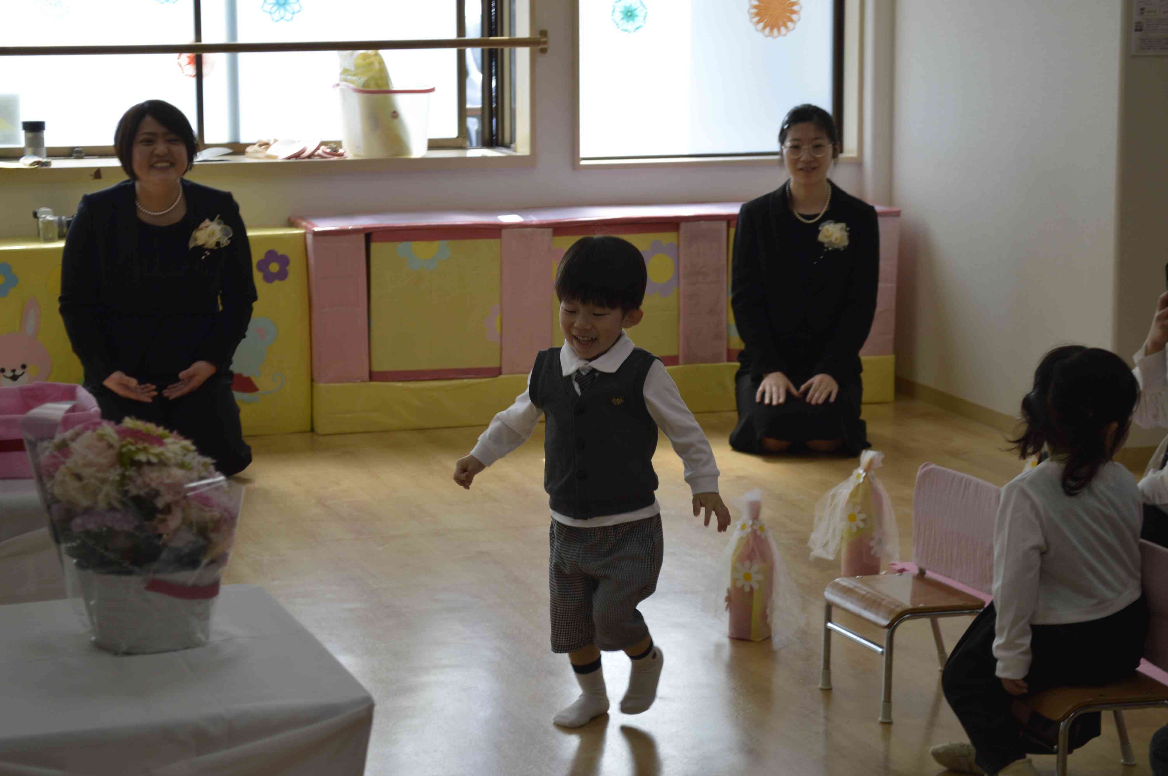 笑顔で証書を取りに前へ。