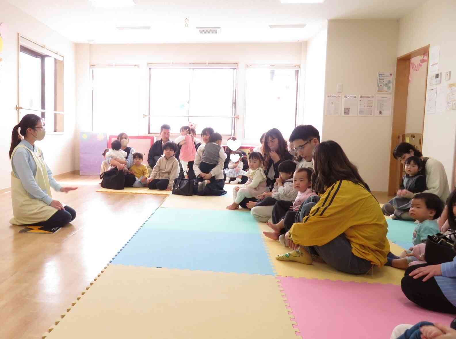 みんなで手遊び歌を歌ったり、春の歌をうたって和やかな雰囲気に。