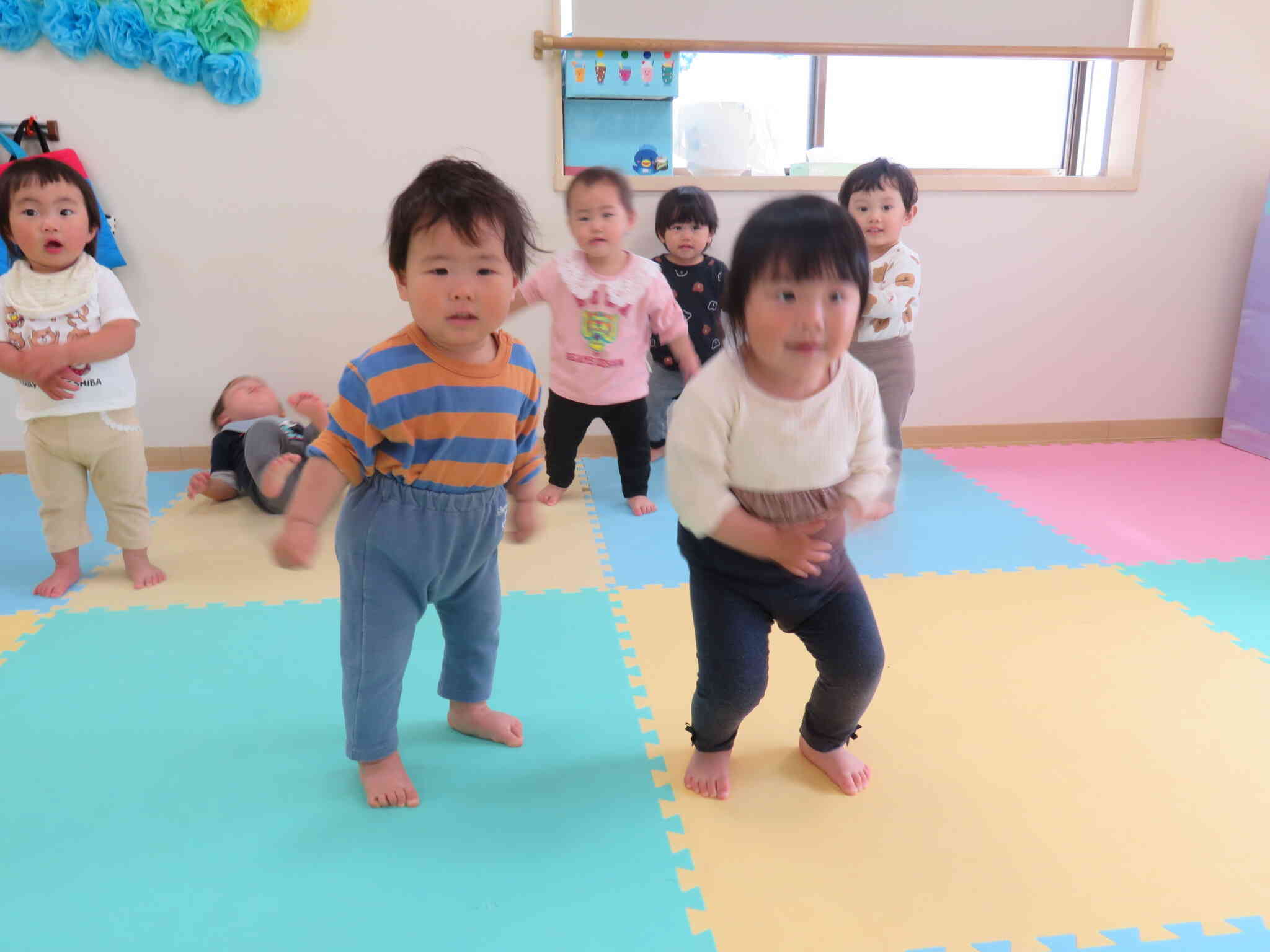 1歳児の子どもたちが、「動物体操」で、いろんな動物のまねっこ。体を動かすのって楽しいなあ。