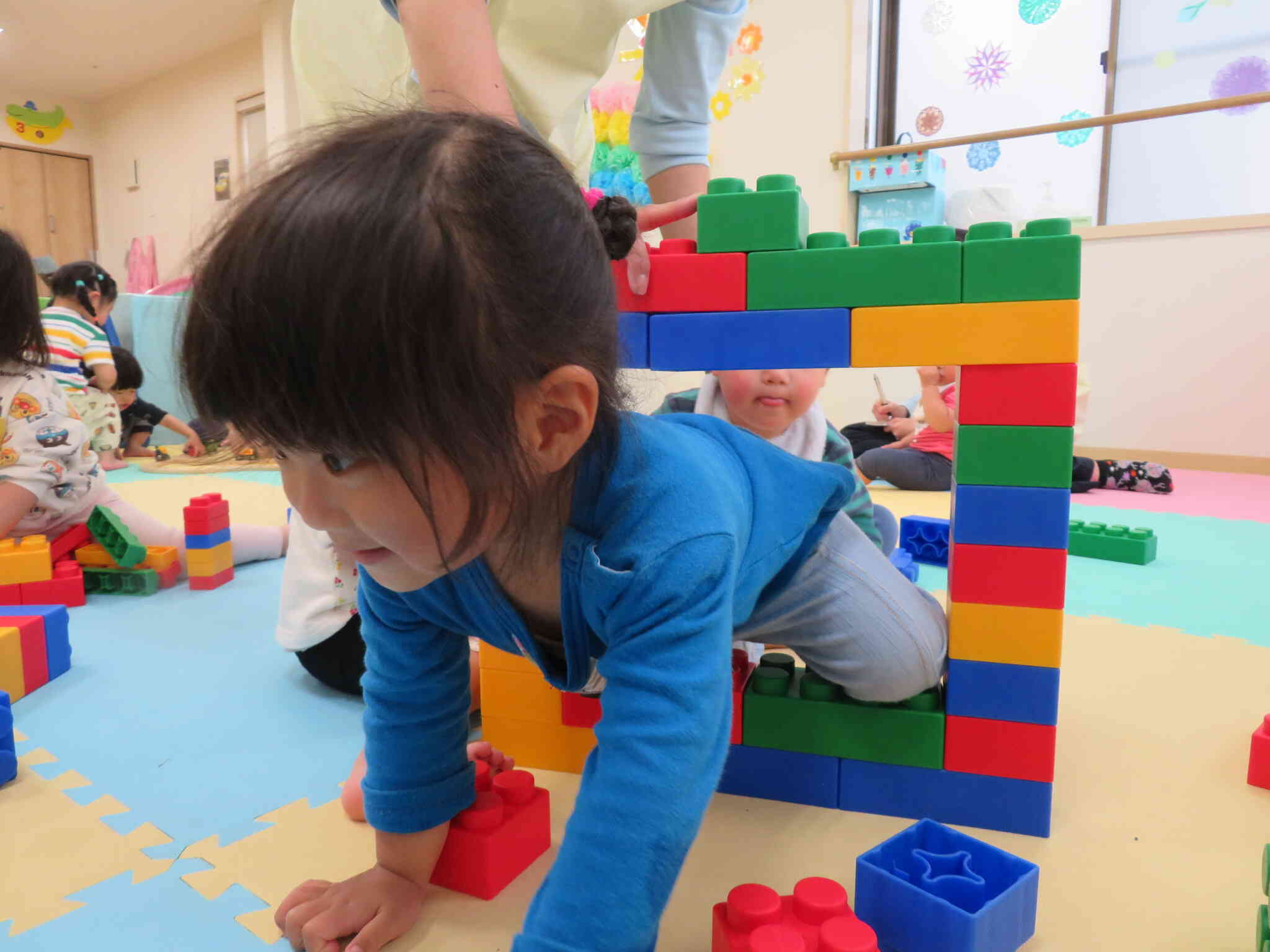 トンネルが完成！よいしょ・・・1歳児さんが一生懸命くぐります。