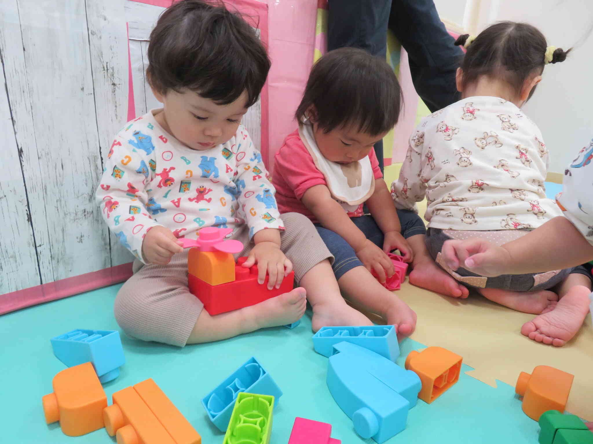 ビッグソフトブロックの追加パーツを今年のこどもの日のプレゼントに下松市よりいただきました。新しいパーツに興味津々。