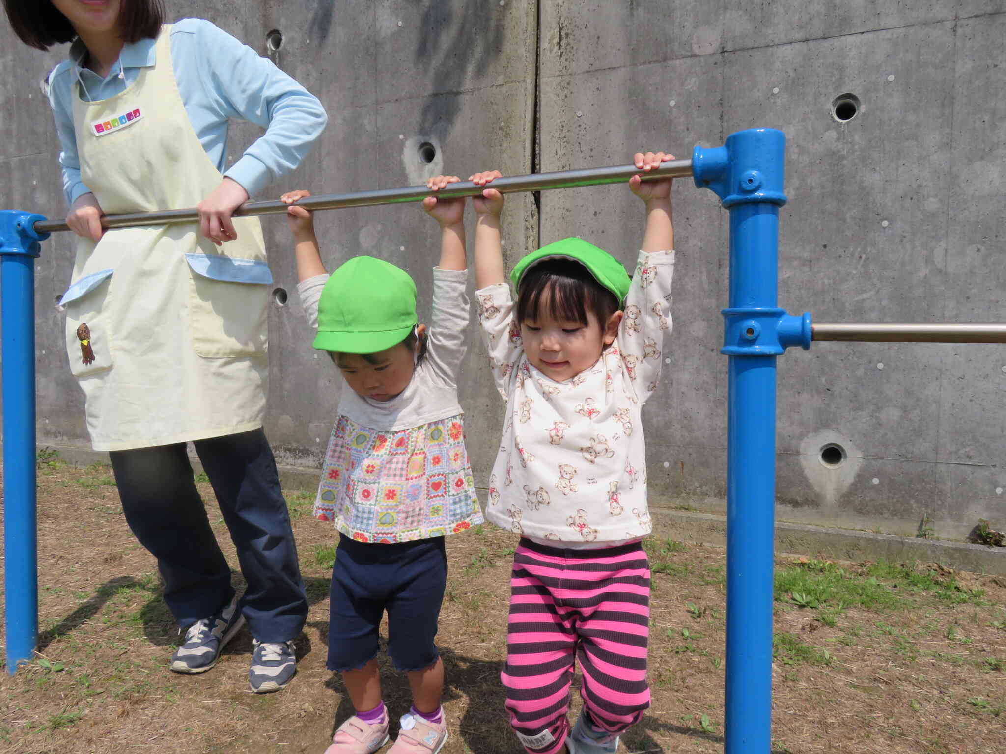 公園でも思いっきり体を動かしてあそびます。ぶら下がるのも大好き。
