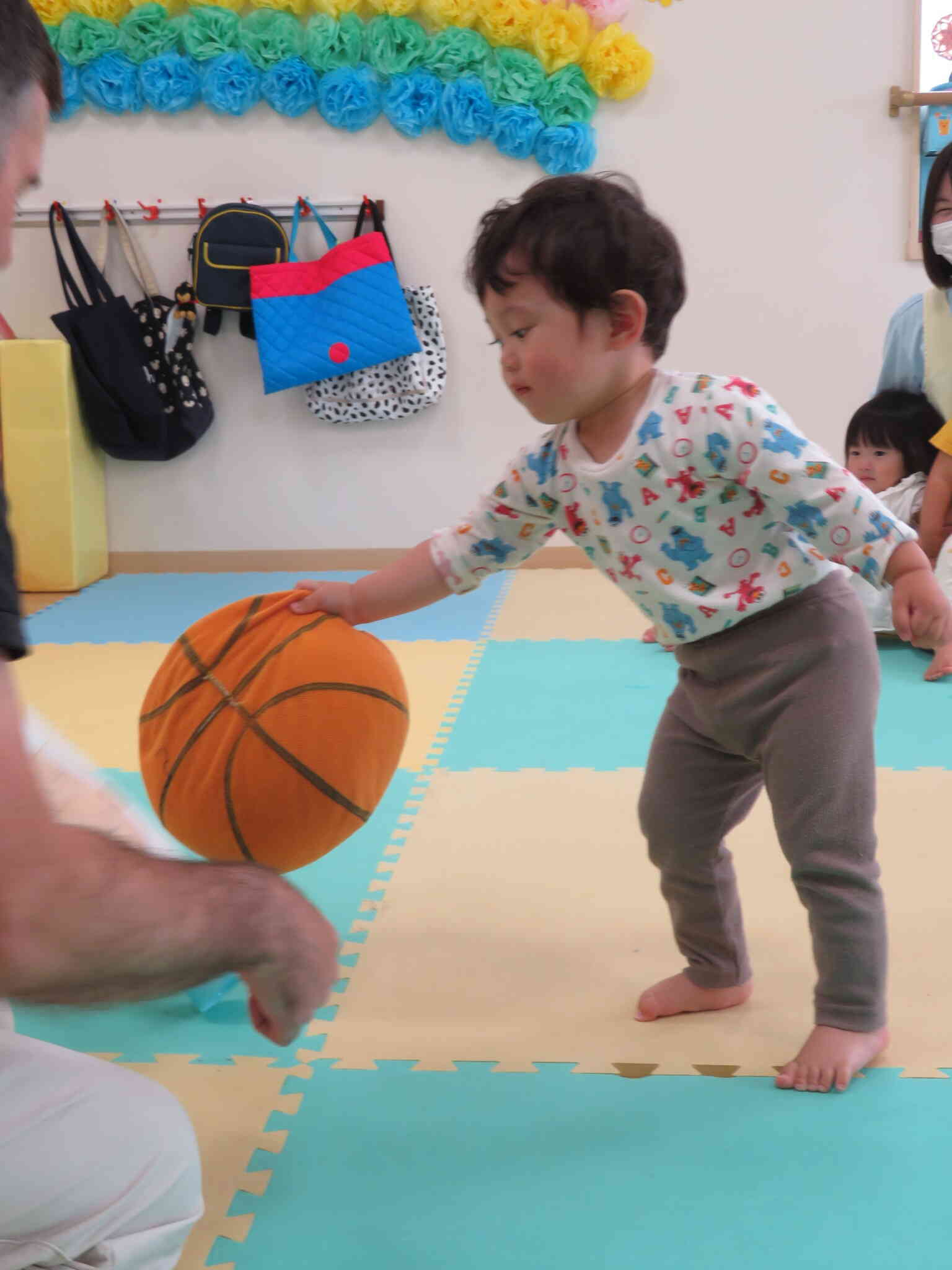 Sくんも「えいっ！」えいごの時間が大好きで、いつも積極的に参加してます！