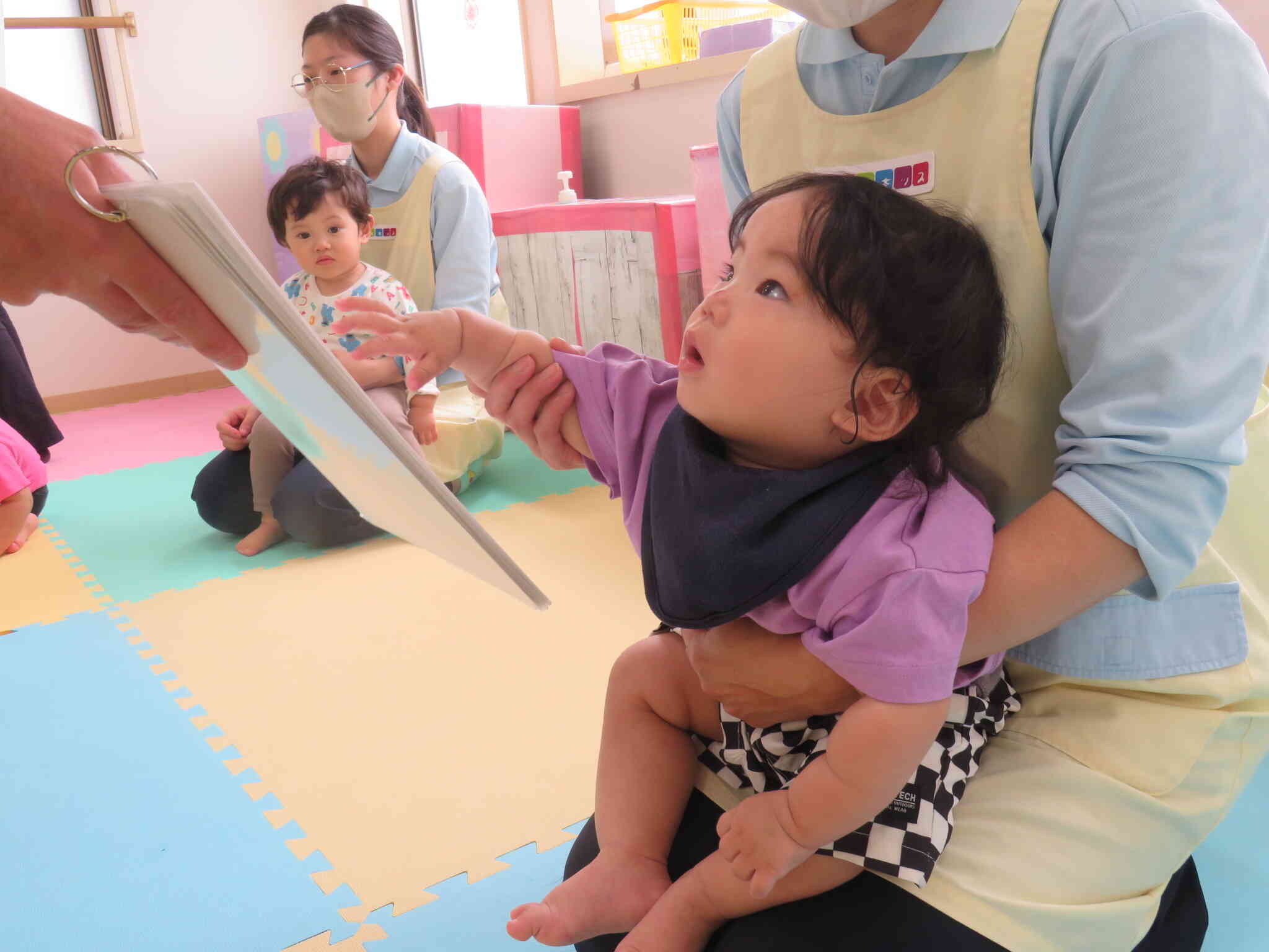 もうひとり0歳児さんで5月から当園に通う、Uくん。一緒に楽しんでいきましょうね。