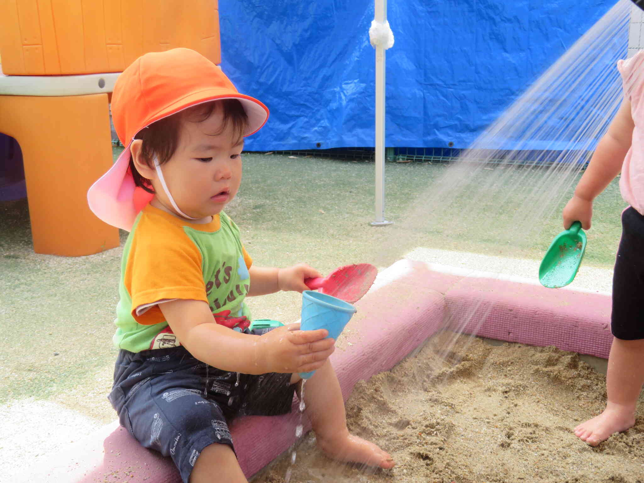 おお～、お水がカップに入って重くなる。もっと入れて～。