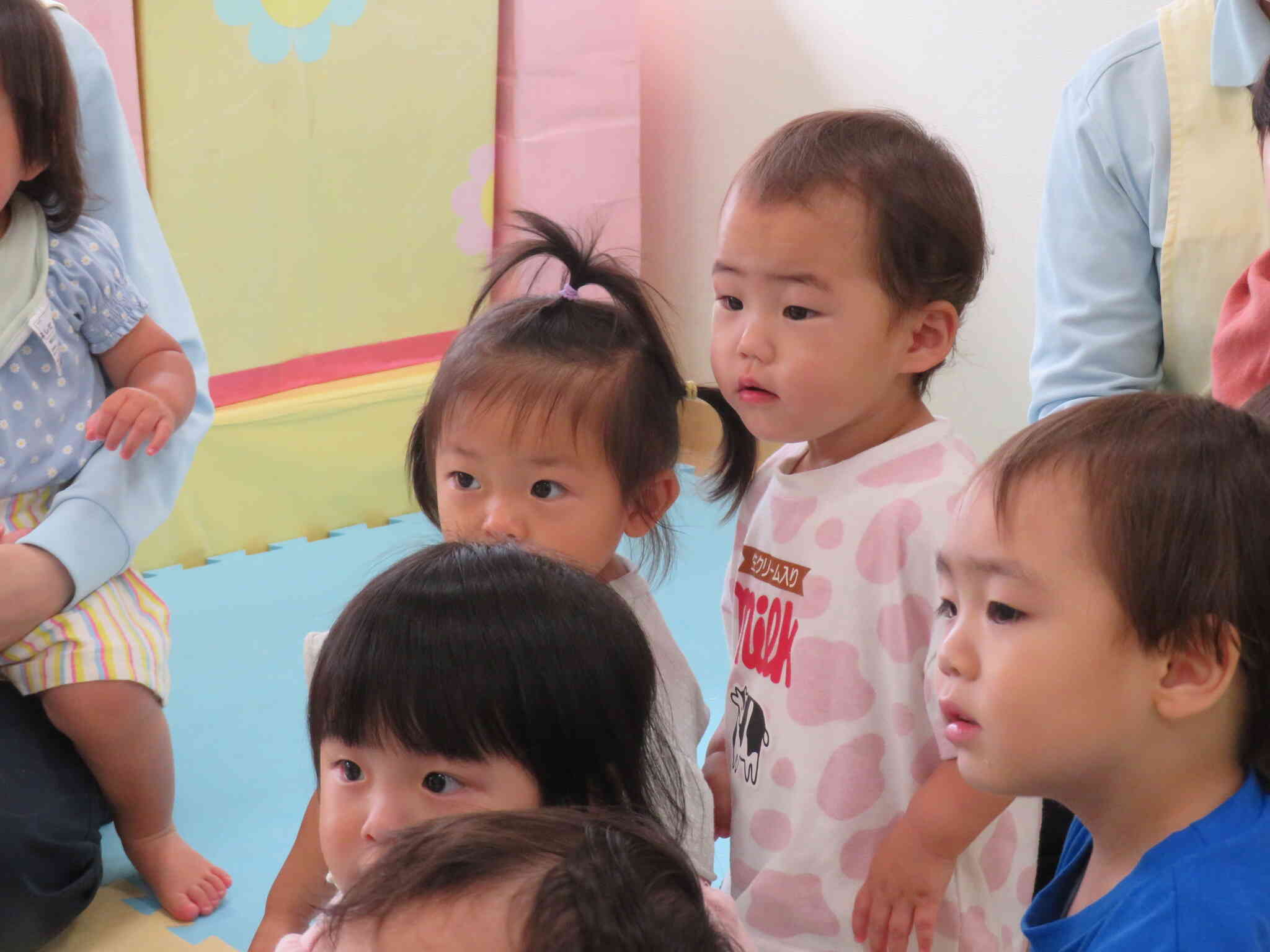 スケッチブックシアターに見入っている子どもたちです。