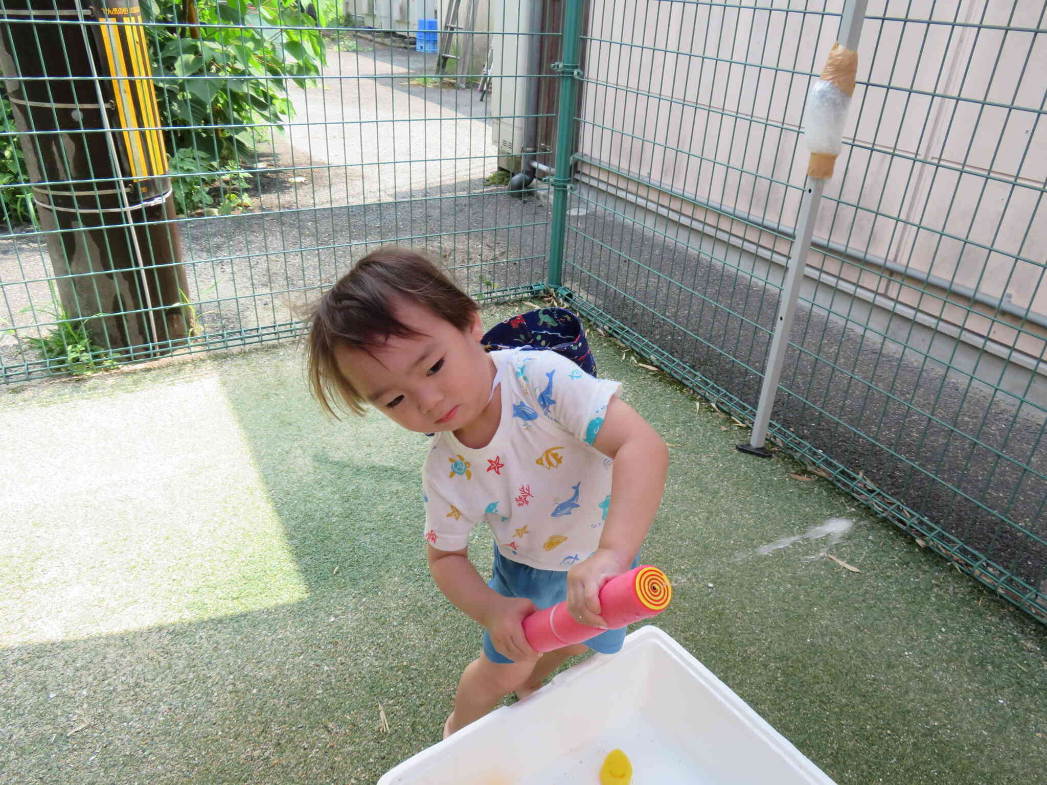 おっ、Yくんは水鉄砲を使うのがとっても上手。すごい勢いで水がビュッ！！