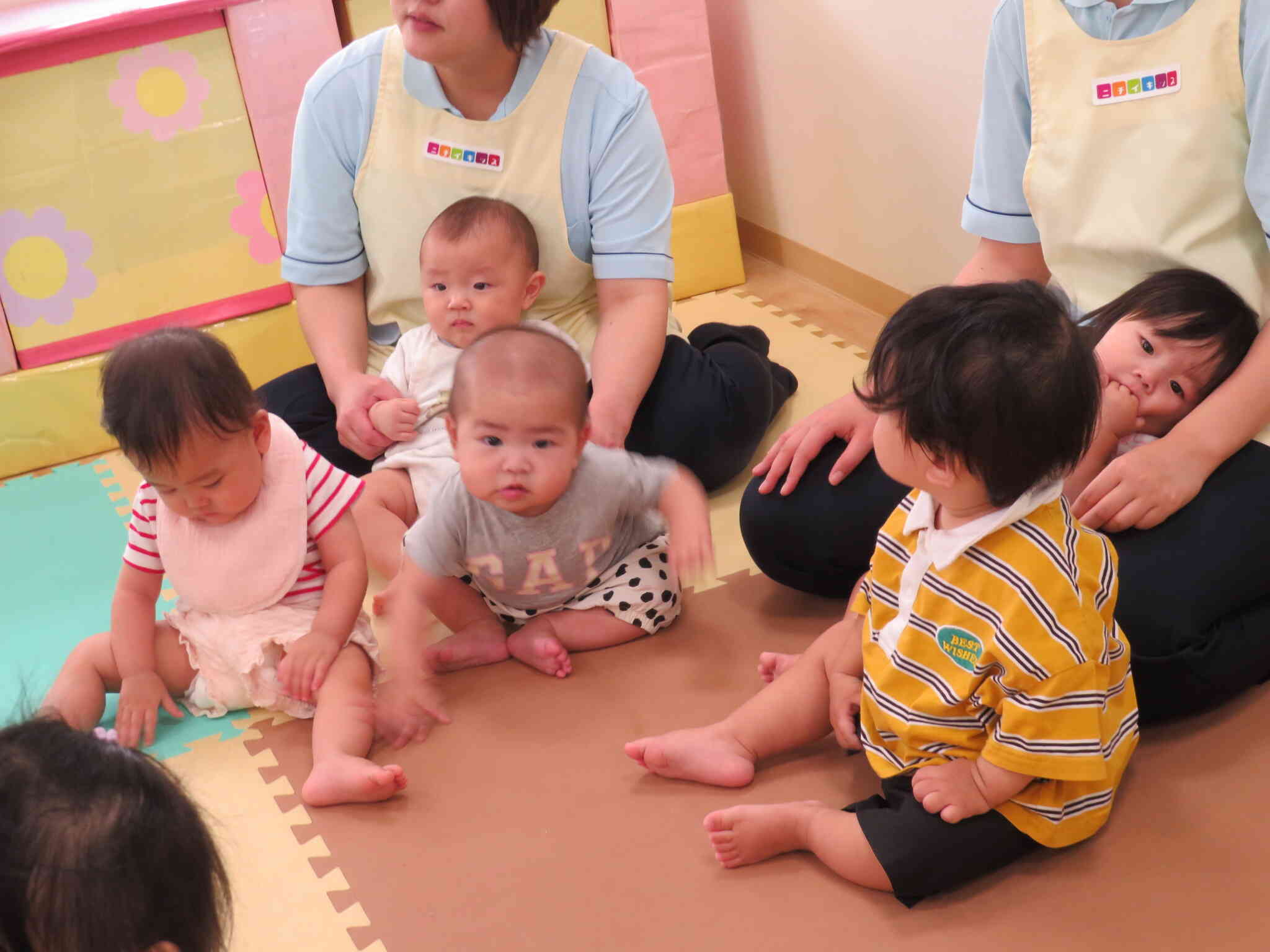 0歳児さんたちもお兄ちゃんやお姉ちゃんとリトミックに参加。楽しんでいます。