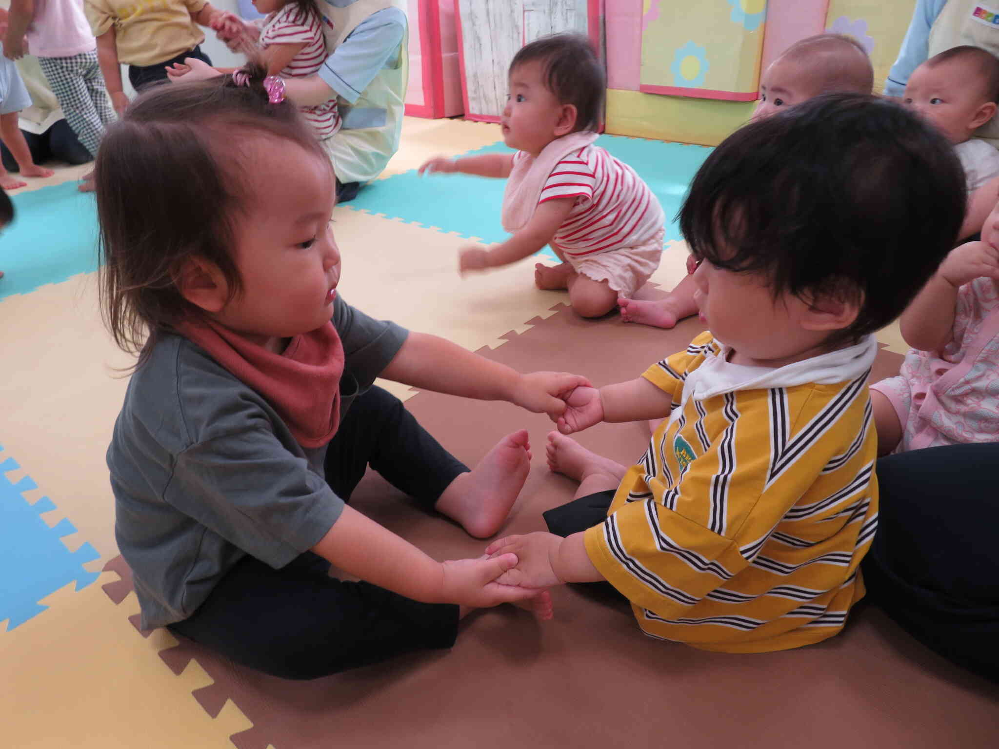 小規模園のいいところ♡学年の垣根を越えて触れ合いがほほえましいね。