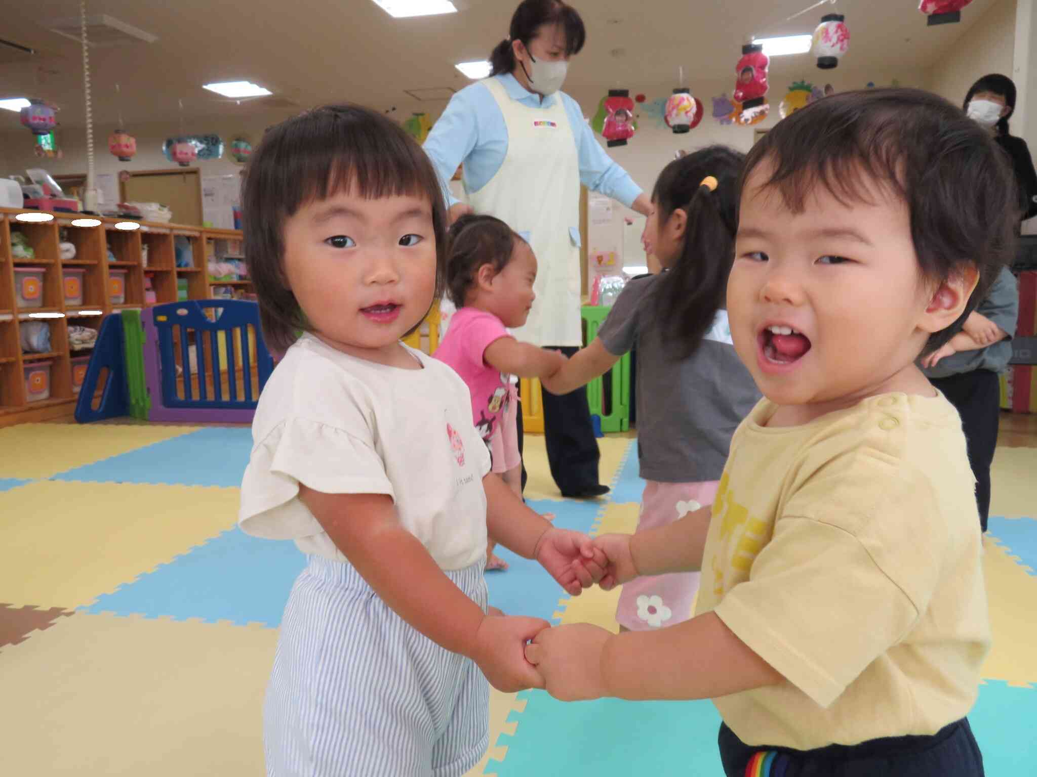 手をつなぐよ