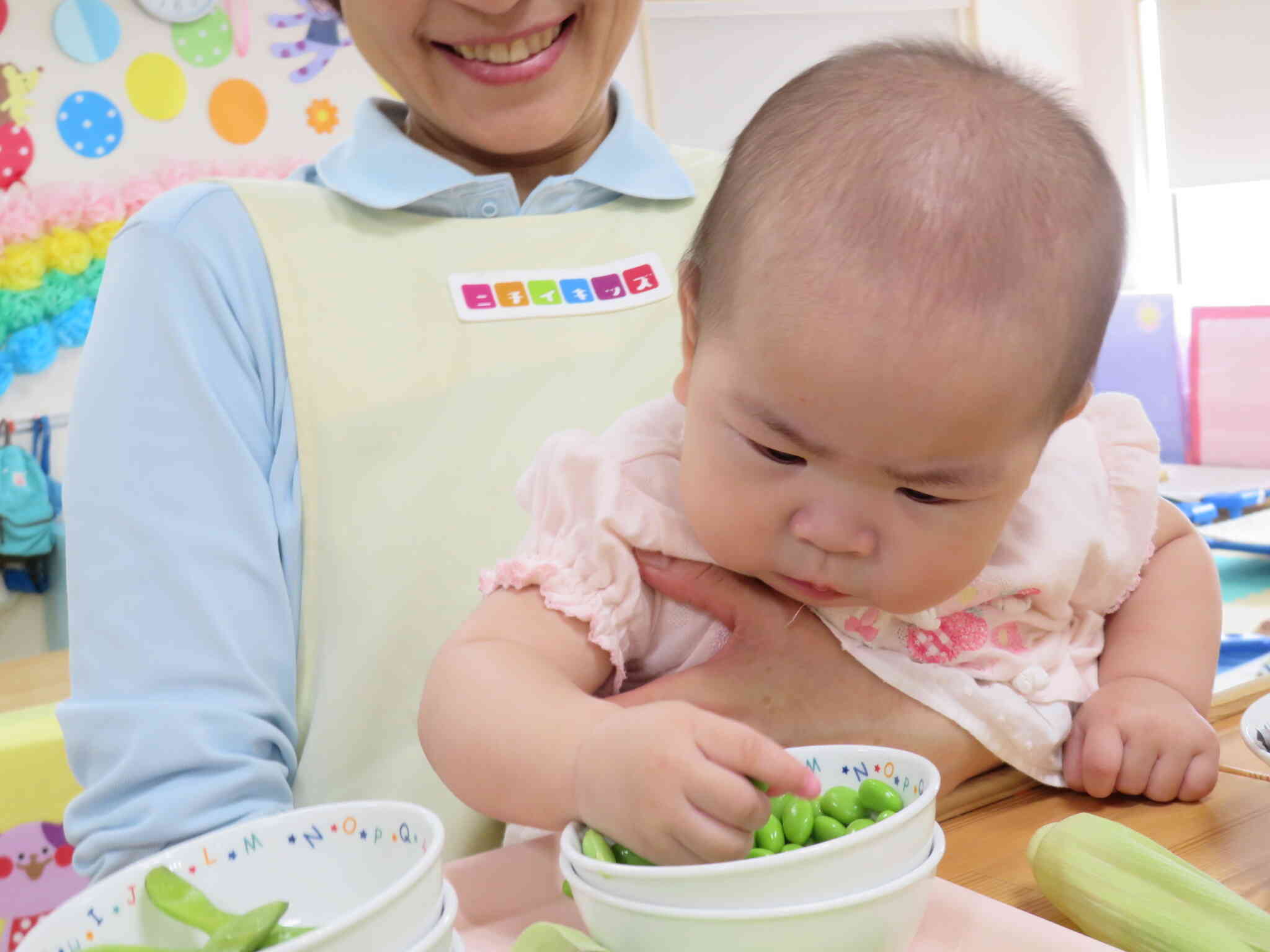これなあに？？難しいお顔の0歳児さん。とってもちいさな豆だね。指先で上手につまんでみたよ。