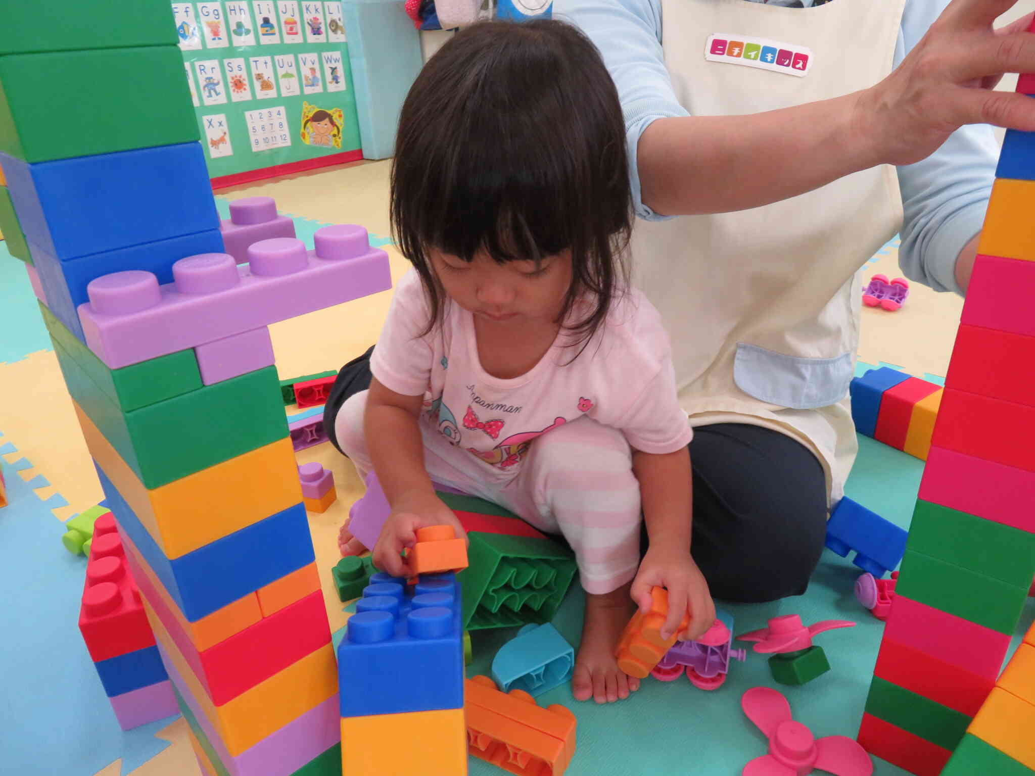 ブロックを一生懸命はめ込んでいくよ。どんな形ができていくのかなぁ。楽しみだね！