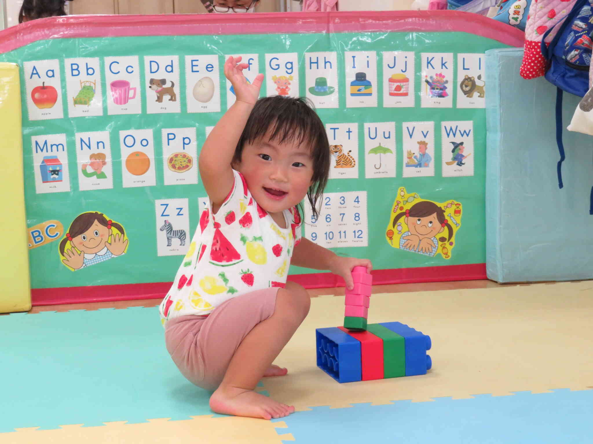 せんせいみてみて~。笑顔いっぱいの1歳児さん。