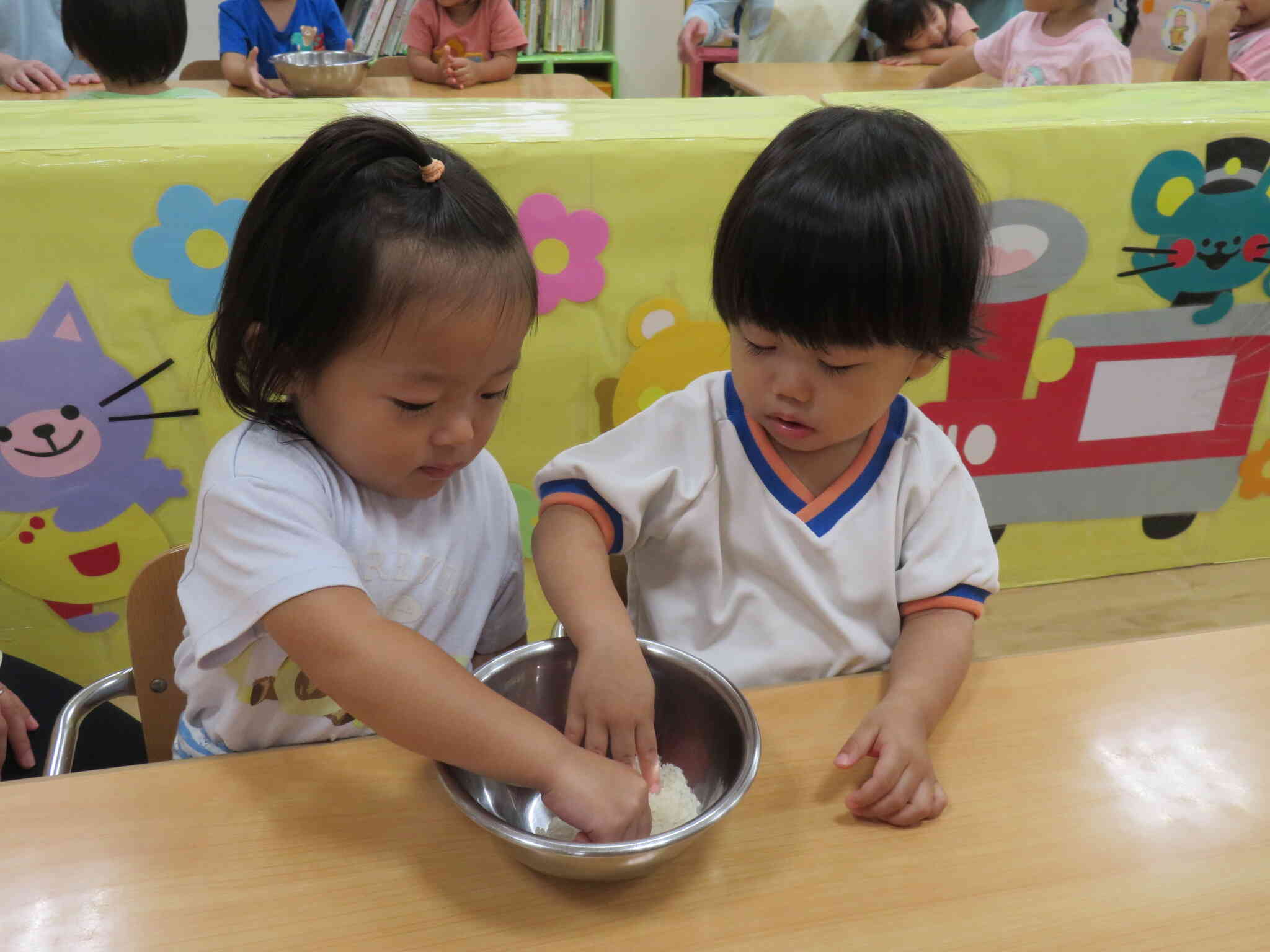 お米を触ってみよう