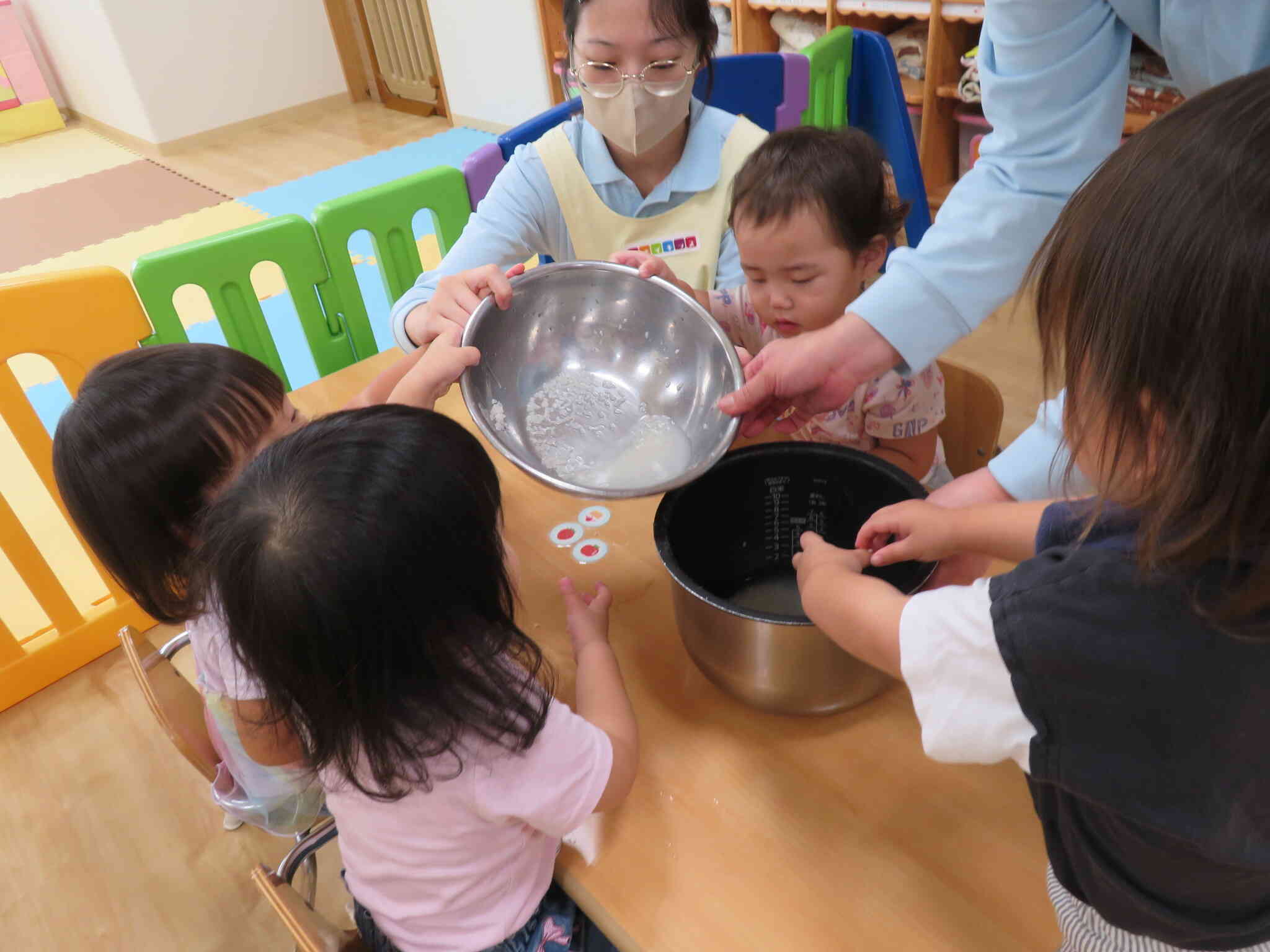 お釜に入れて、おいしく炊けるといいね。