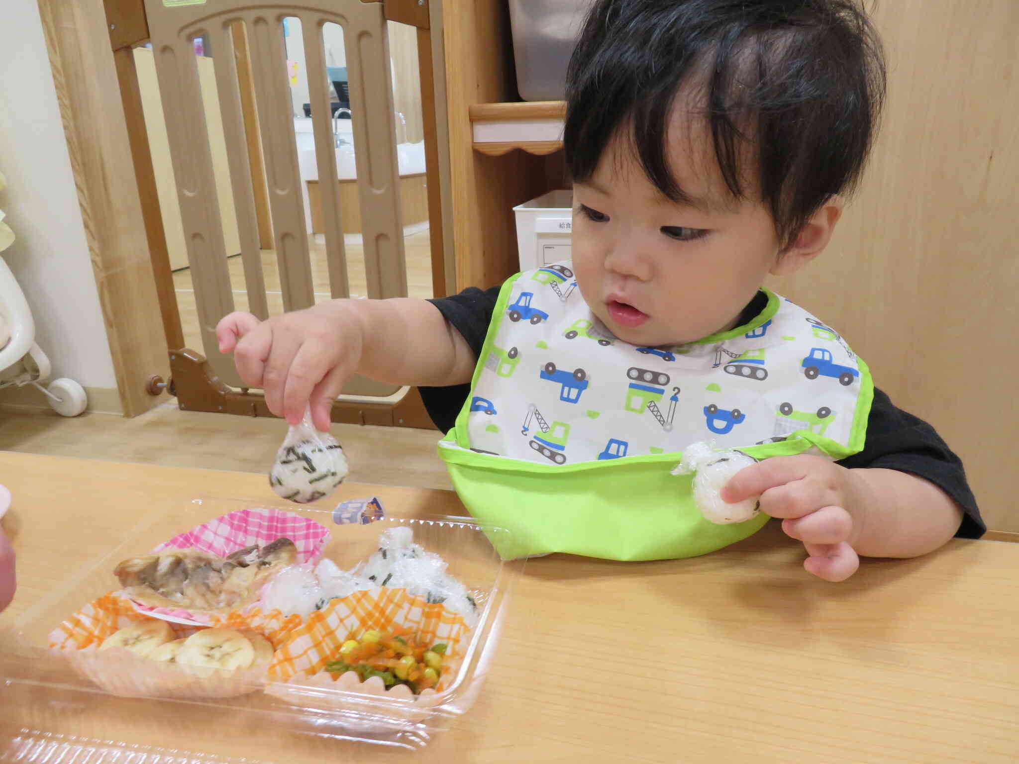 そしてお楽しみ給食はお弁当給食。みんなでお米が炊けたらみんなでおにぎりにして食べました。