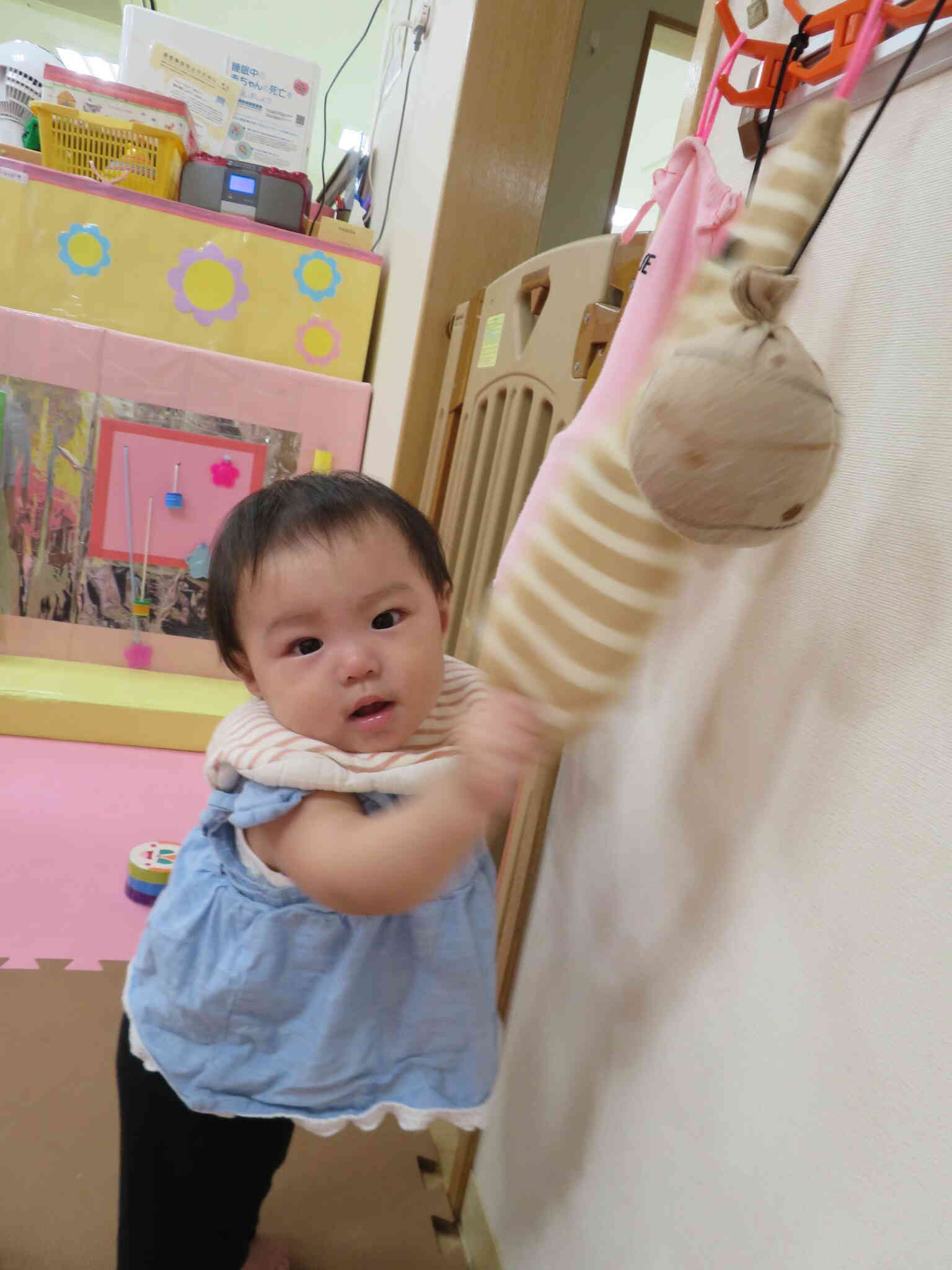 つかまり立ちがとっても上手ね
