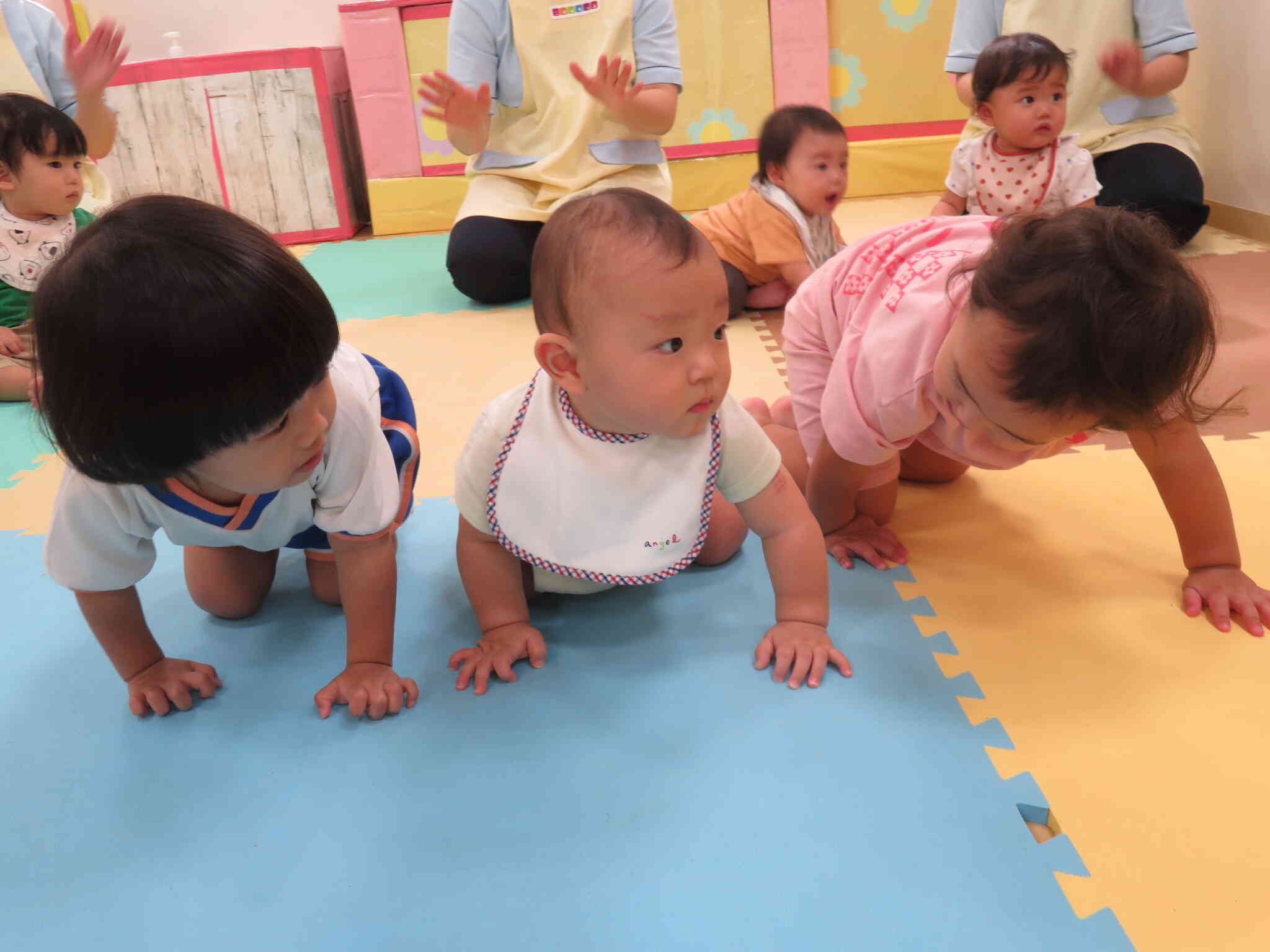 0歳児さん、お兄ちゃんやお姉ちゃんと一緒に遊ぶこともたくさんあるよ