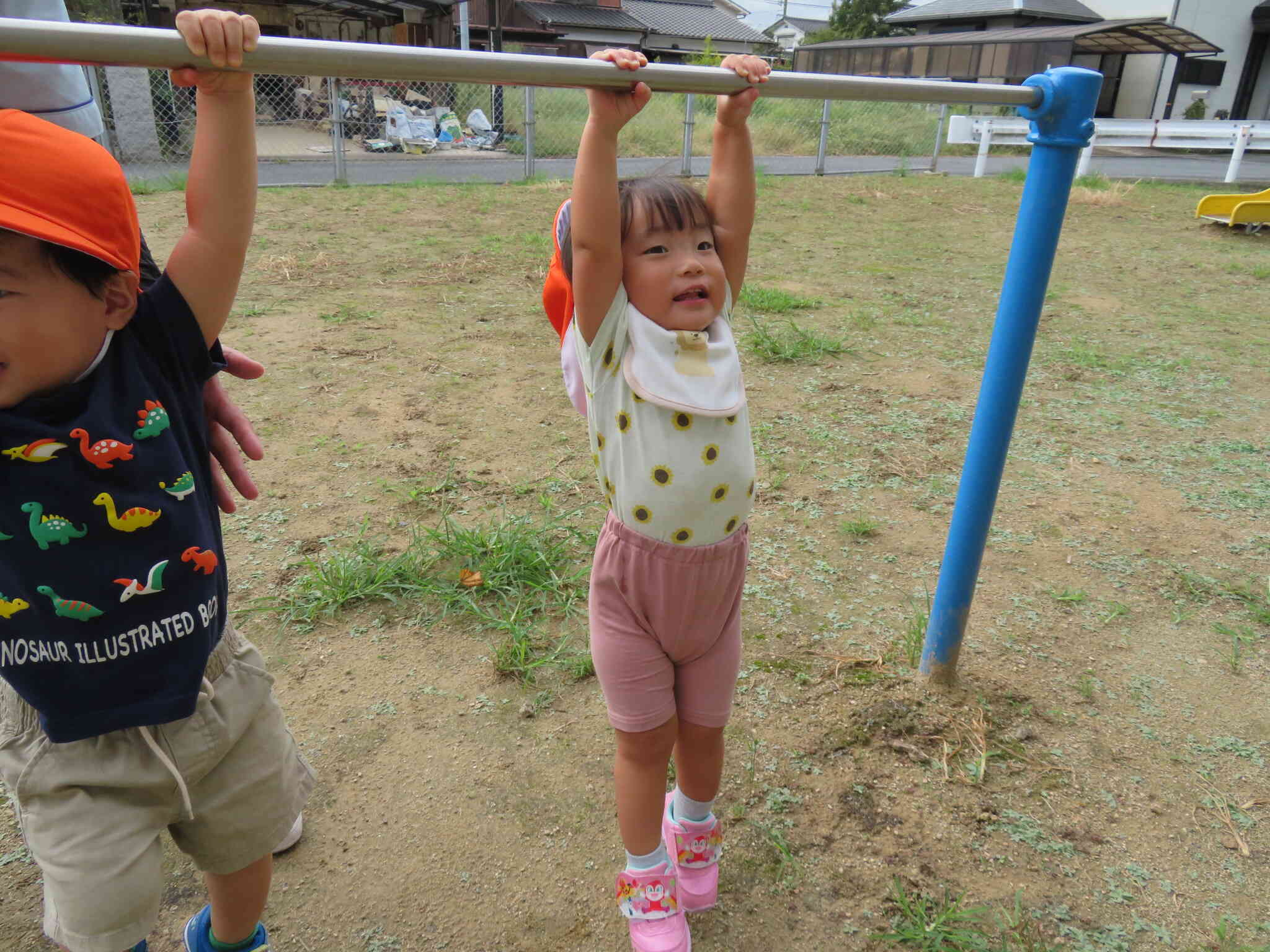 すごいね～、鉄棒にぶら下がり。しっかりと握って腕で体を支えられるようになったんだね。