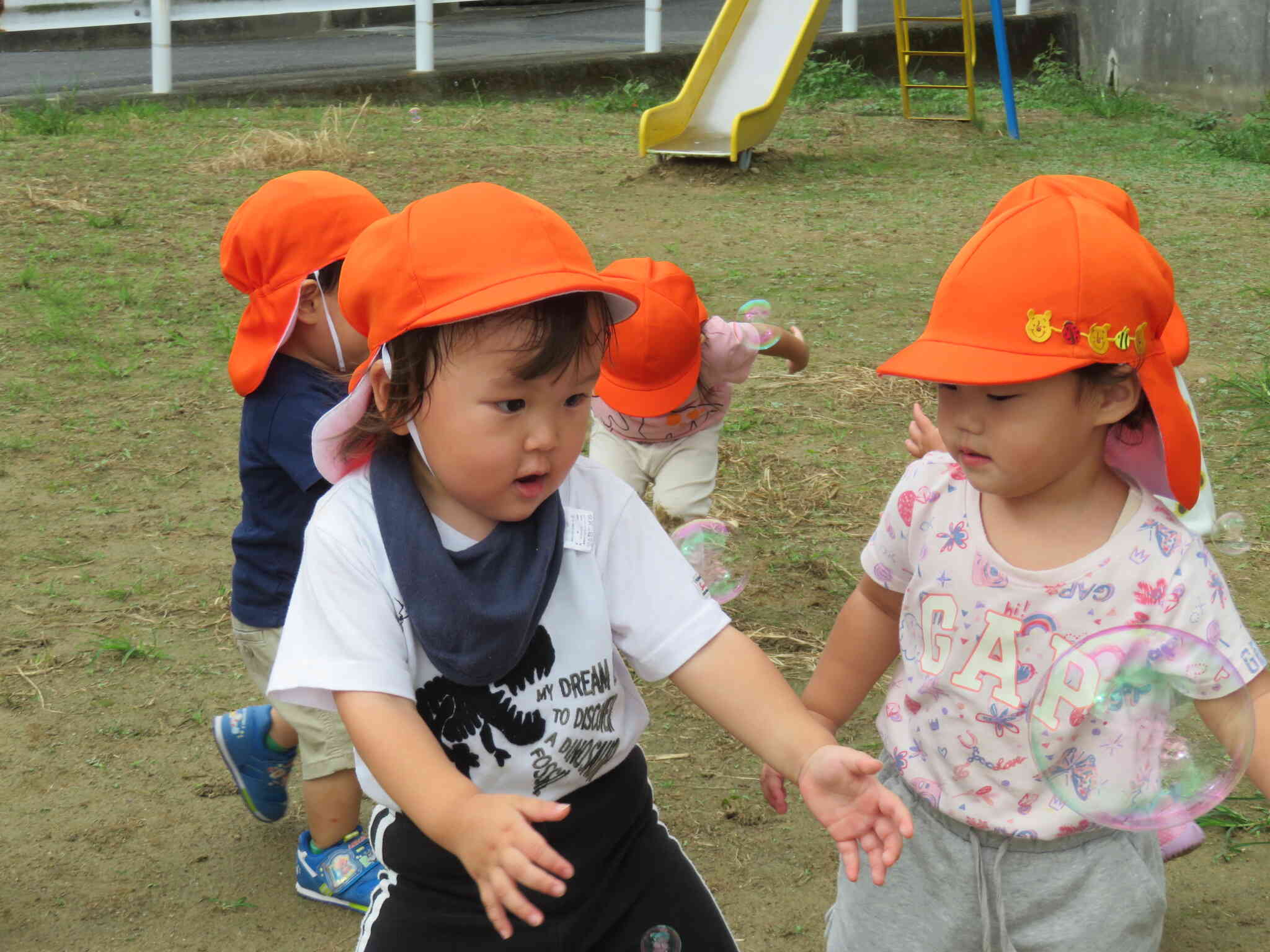 まって・・まって・・・ふわふわ宙に舞うしゃぼん玉を追いかけます。