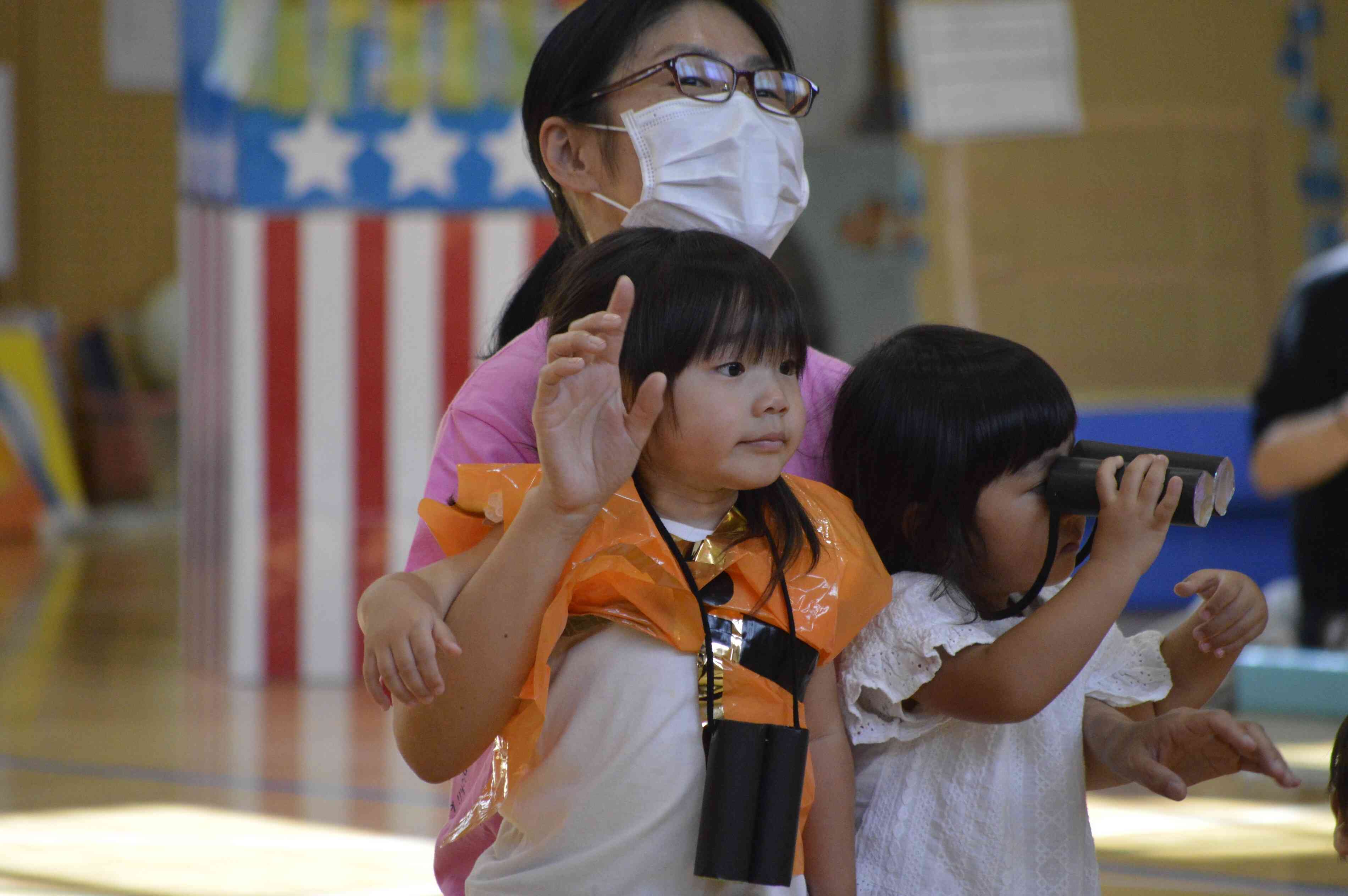 のぞいて、のぞいて・・お家の人を見つけられたかな！？