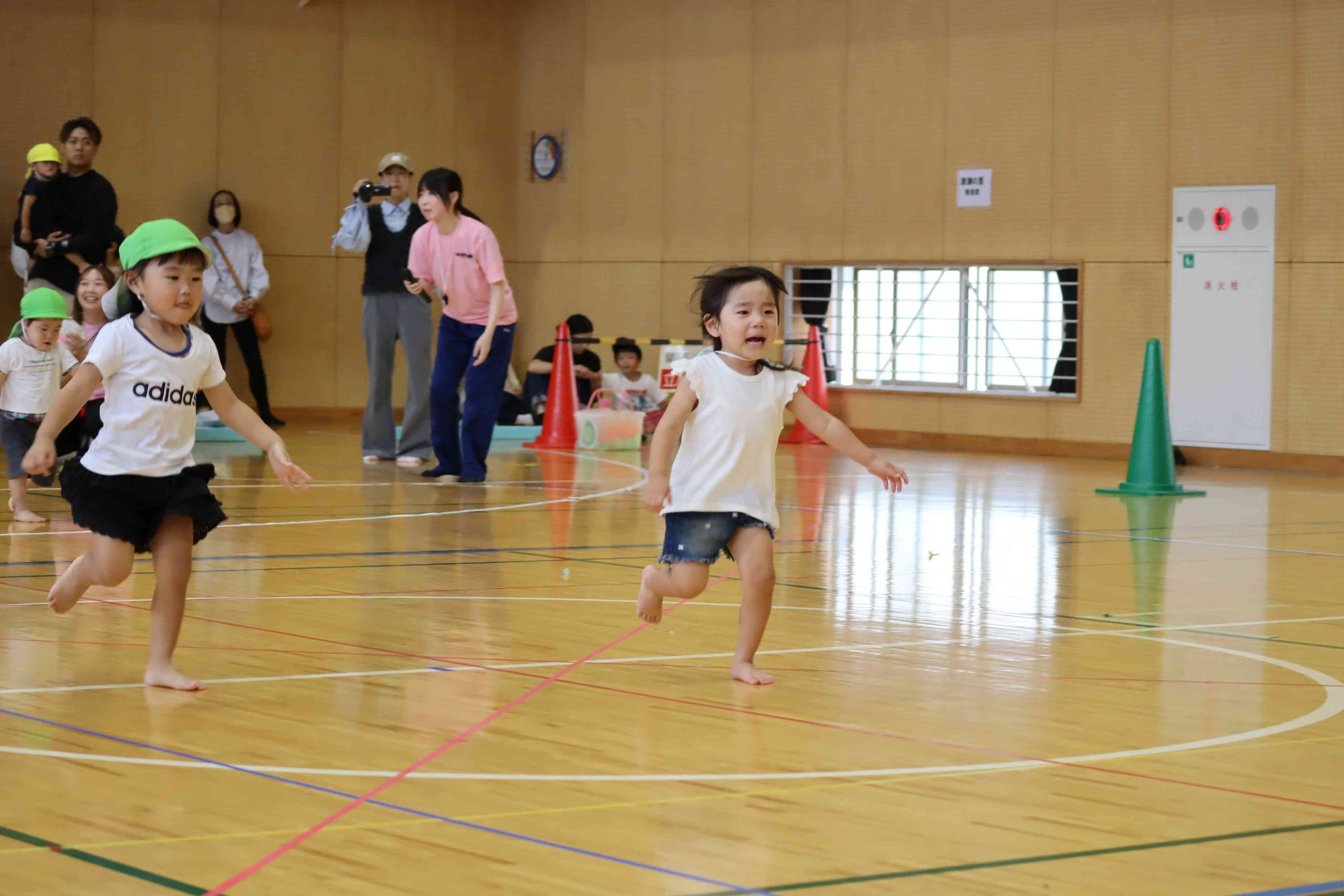 走る走る。2歳児さん、スピード感が伝わりますね。