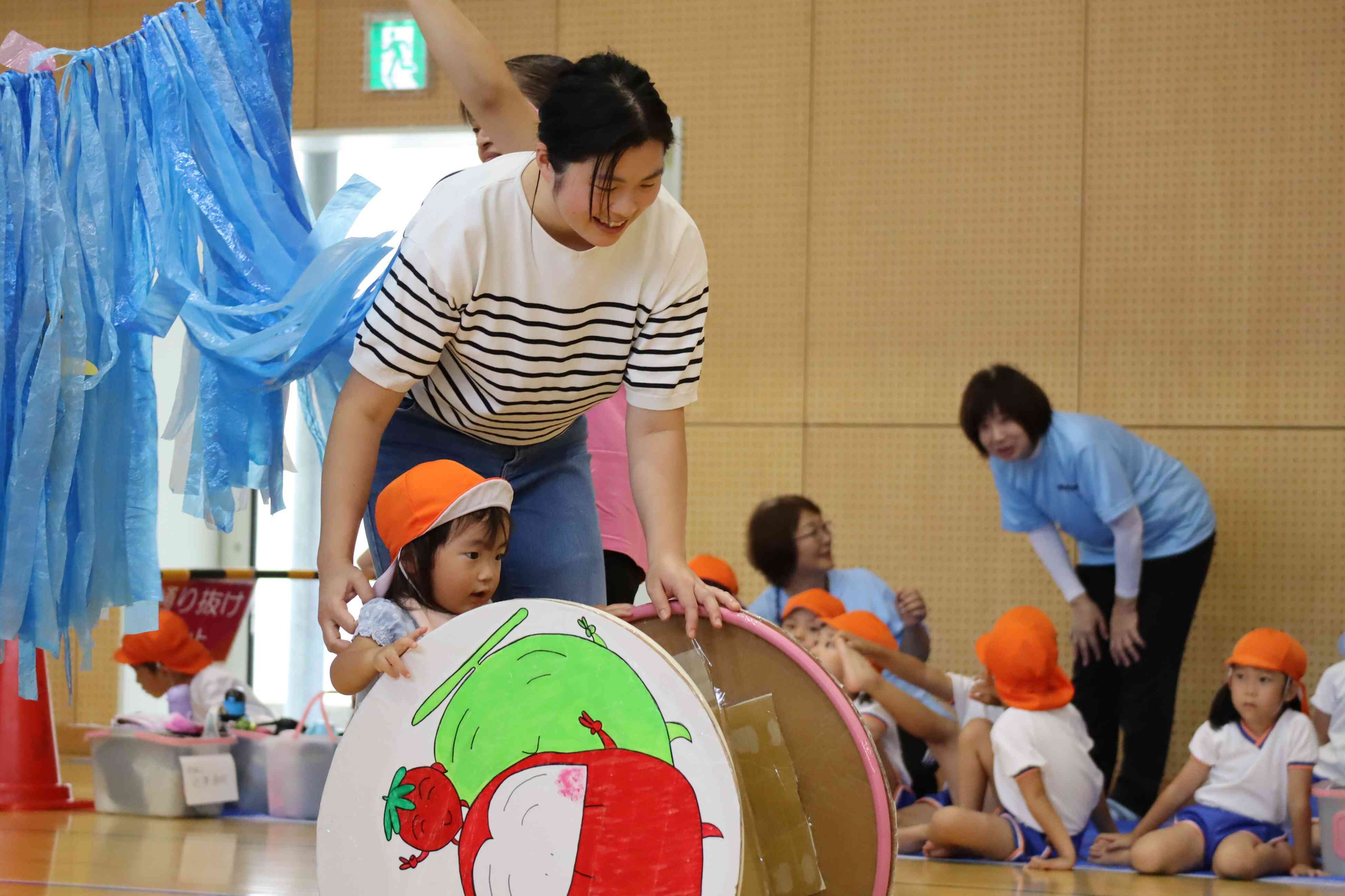 小さな体で大きなだるまを転がす姿、とってもかわいらしかったです。