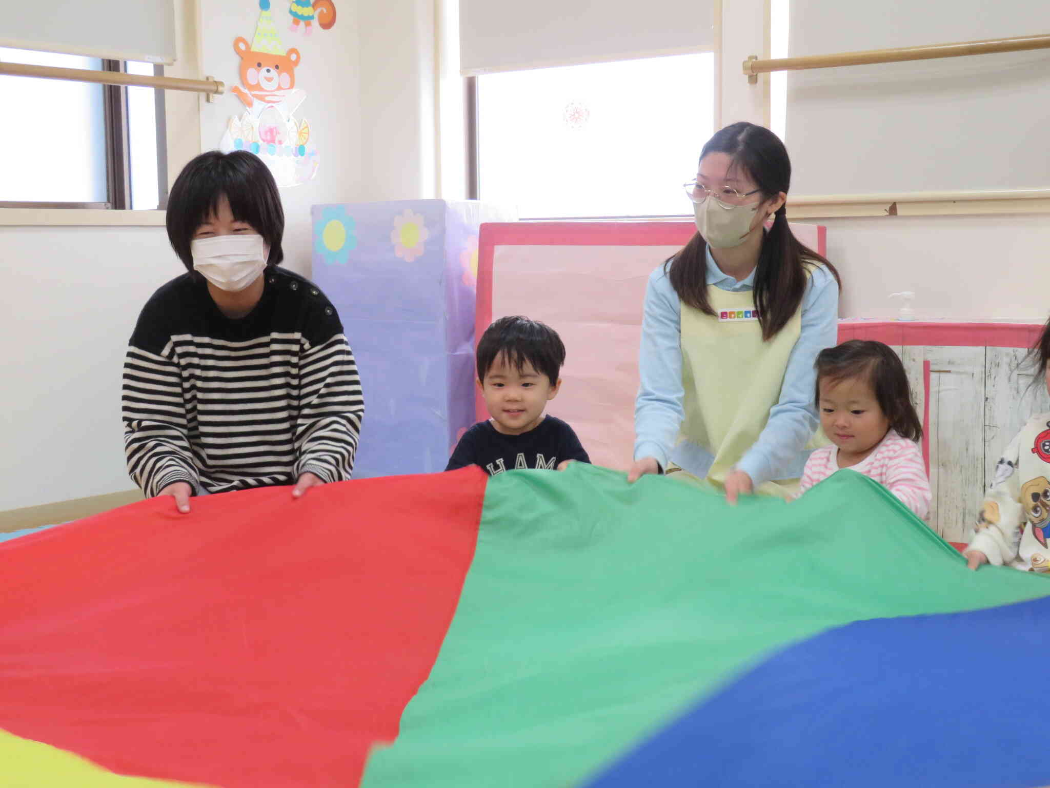 小さい波、大きい波。ひろば参加のYくんも一緒にザブザブ。