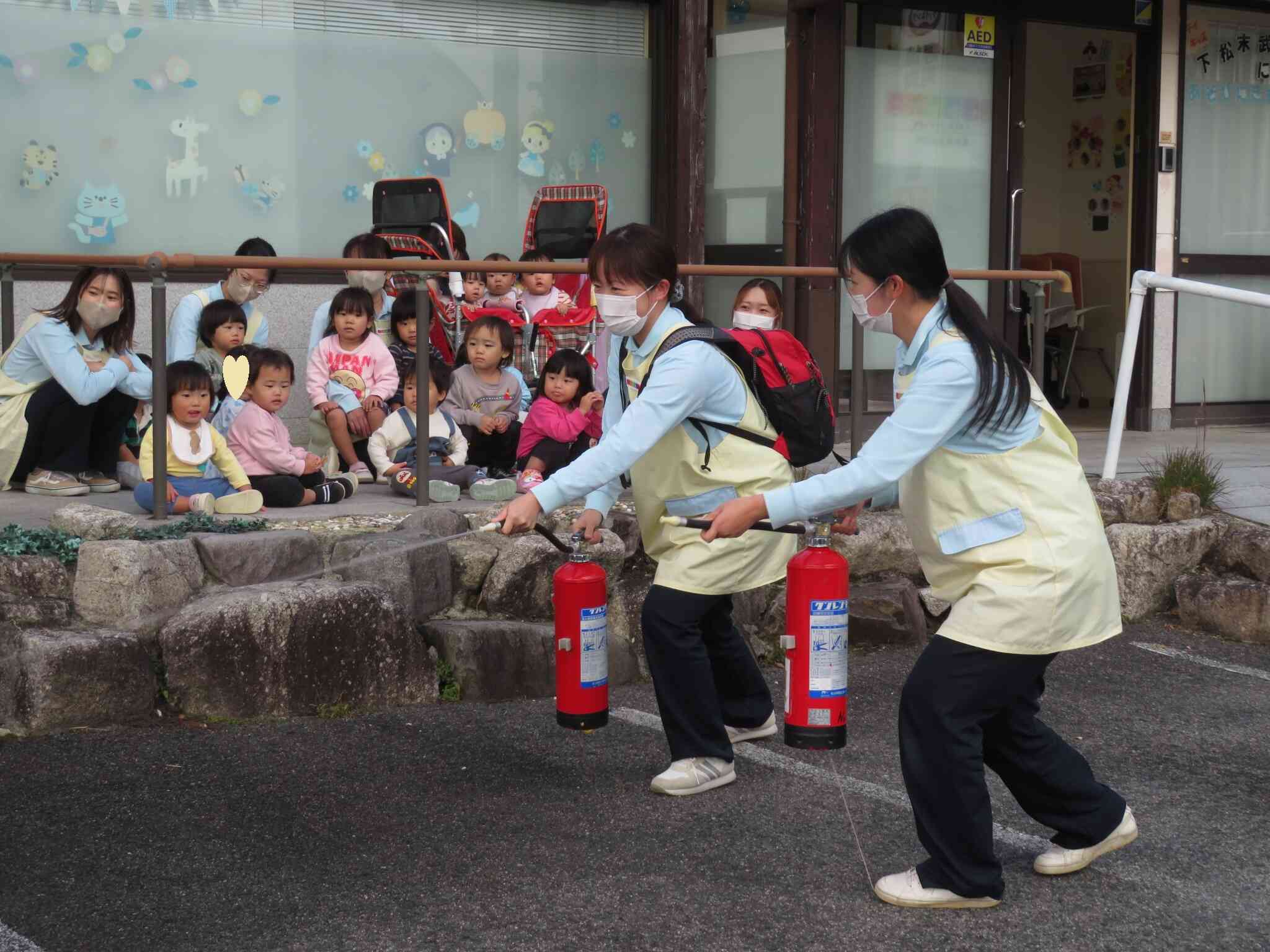 先生たちは水消火器を使って消火訓練!