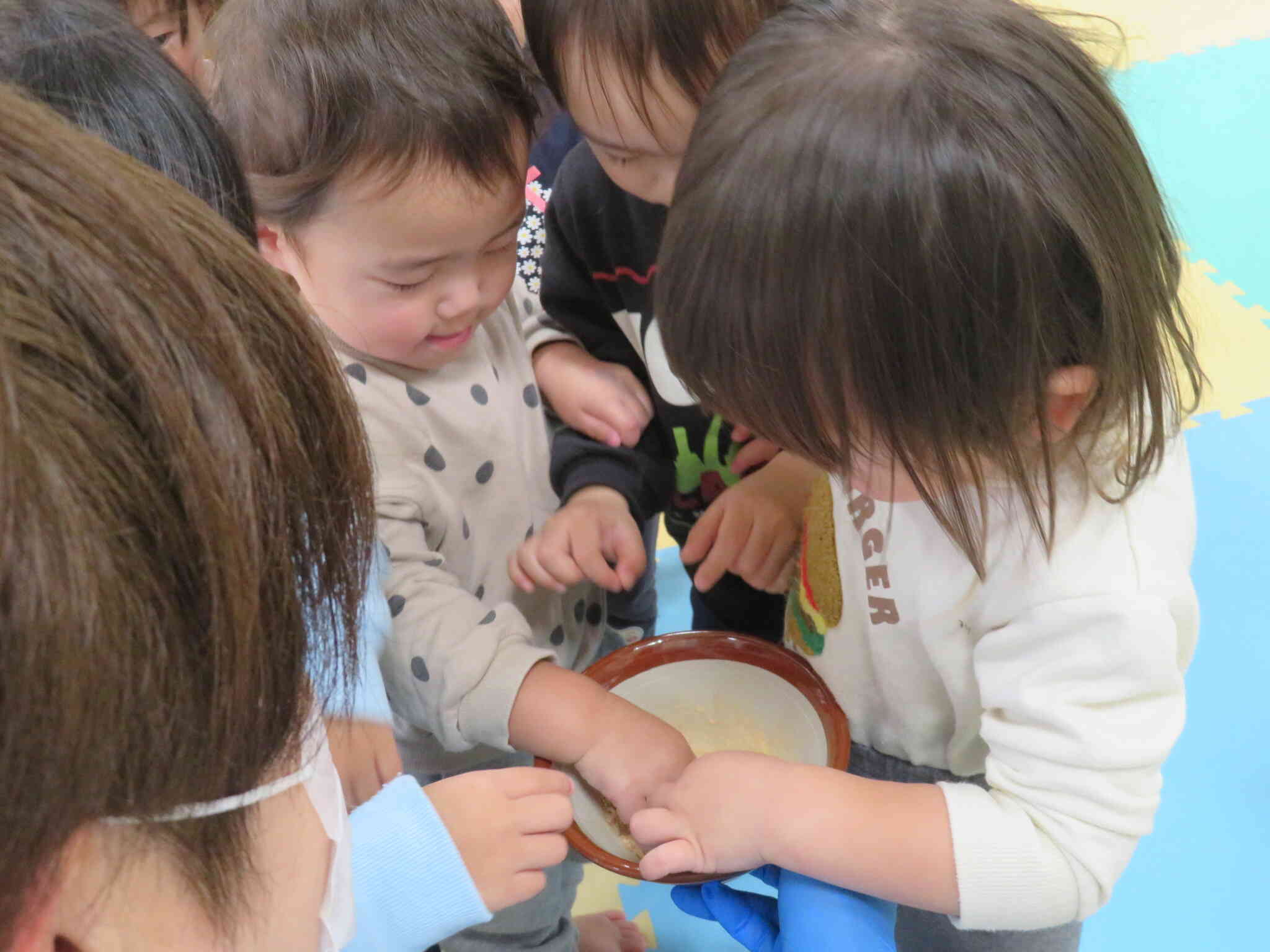 粉になった！触ってみよう。ぼくも！私も！