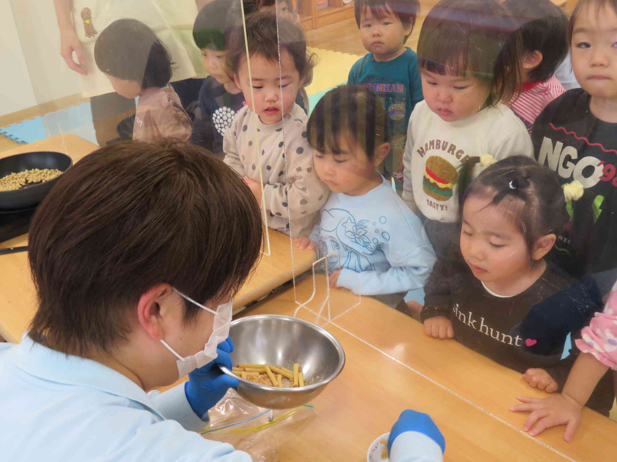 今日のおやつは「マカロニきな粉」みんなの前でマカロニに作ったきな粉をまぶしてくれました。